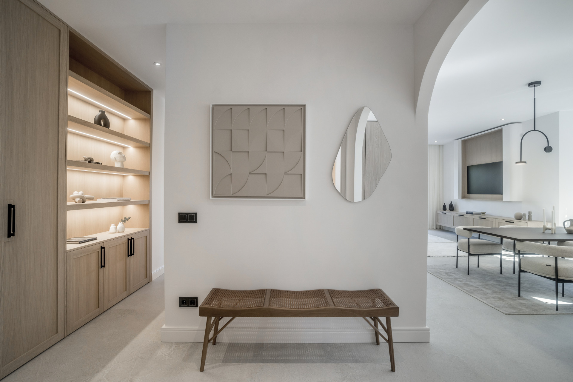 Situado en uno de los enclaves residenciales más escondidos y seguros de Marbella, este apartamento ofrece una rara combinación de diseño refinado y privacidad excepcional.
