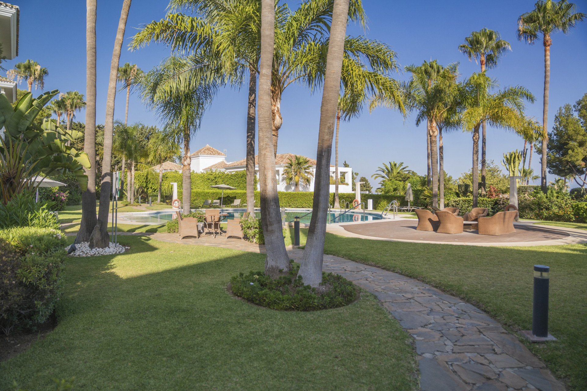 Situado en uno de los enclaves residenciales más escondidos y seguros de Marbella, este apartamento ofrece una rara combinación de diseño refinado y privacidad excepcional.