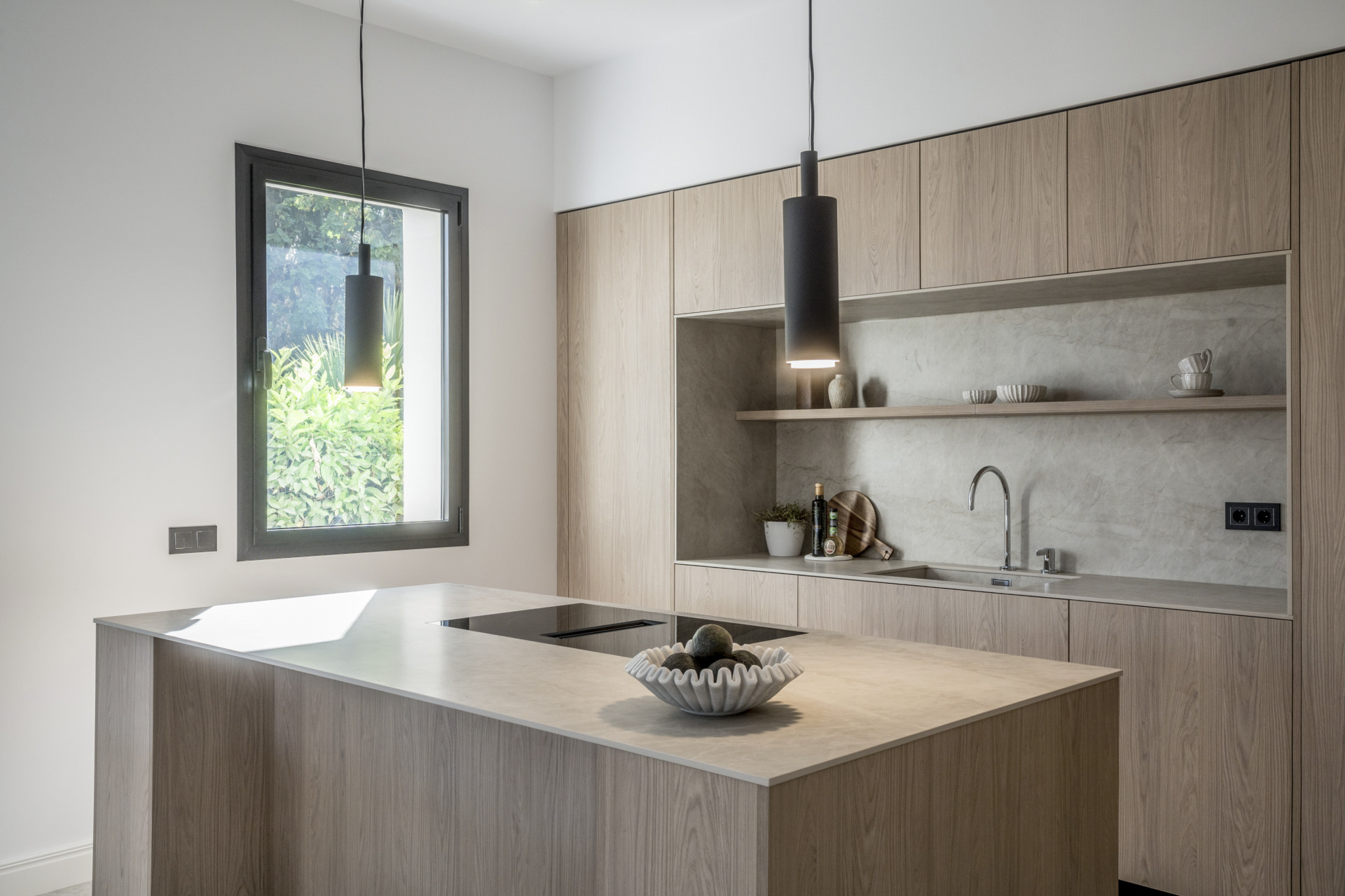 Situado en uno de los enclaves residenciales más escondidos y seguros de Marbella, este apartamento ofrece una rara combinación de diseño refinado y privacidad excepcional.