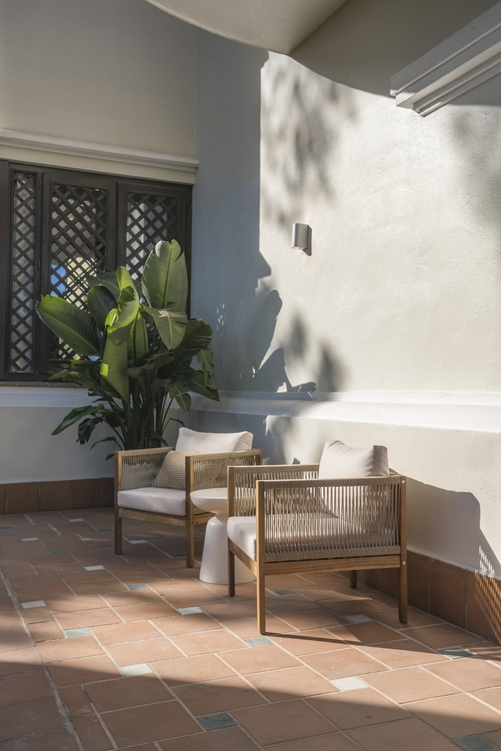 Situado en uno de los enclaves residenciales más escondidos y seguros de Marbella, este apartamento ofrece una rara combinación de diseño refinado y privacidad excepcional.