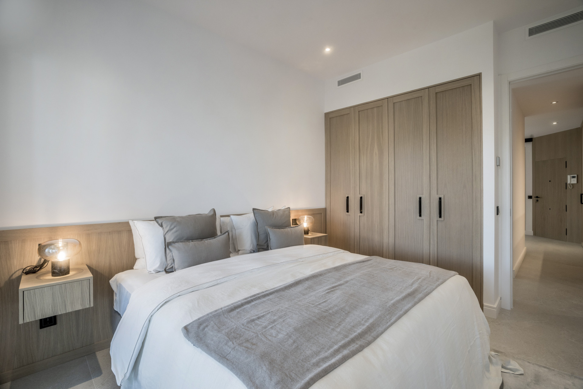 Situado en uno de los enclaves residenciales más escondidos y seguros de Marbella, este apartamento ofrece una rara combinación de diseño refinado y privacidad excepcional.