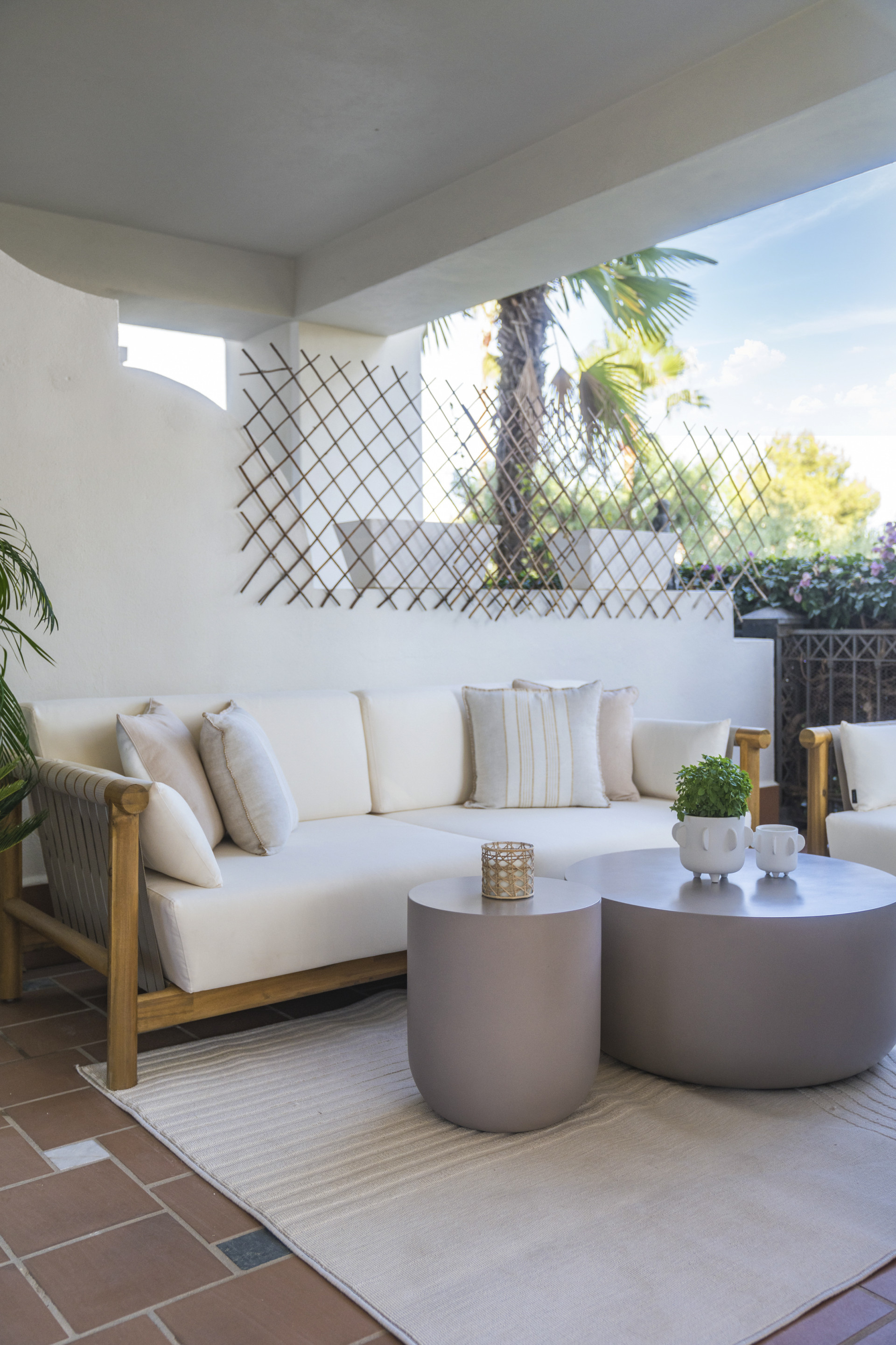 Situado en uno de los enclaves residenciales más escondidos y seguros de Marbella, este apartamento ofrece una rara combinación de diseño refinado y privacidad excepcional.
