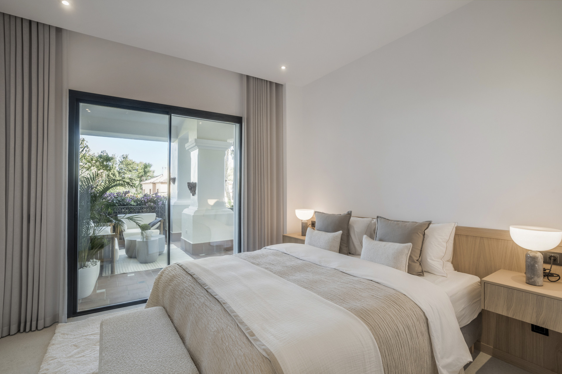 Situado en uno de los enclaves residenciales más escondidos y seguros de Marbella, este apartamento ofrece una rara combinación de diseño refinado y privacidad excepcional.
