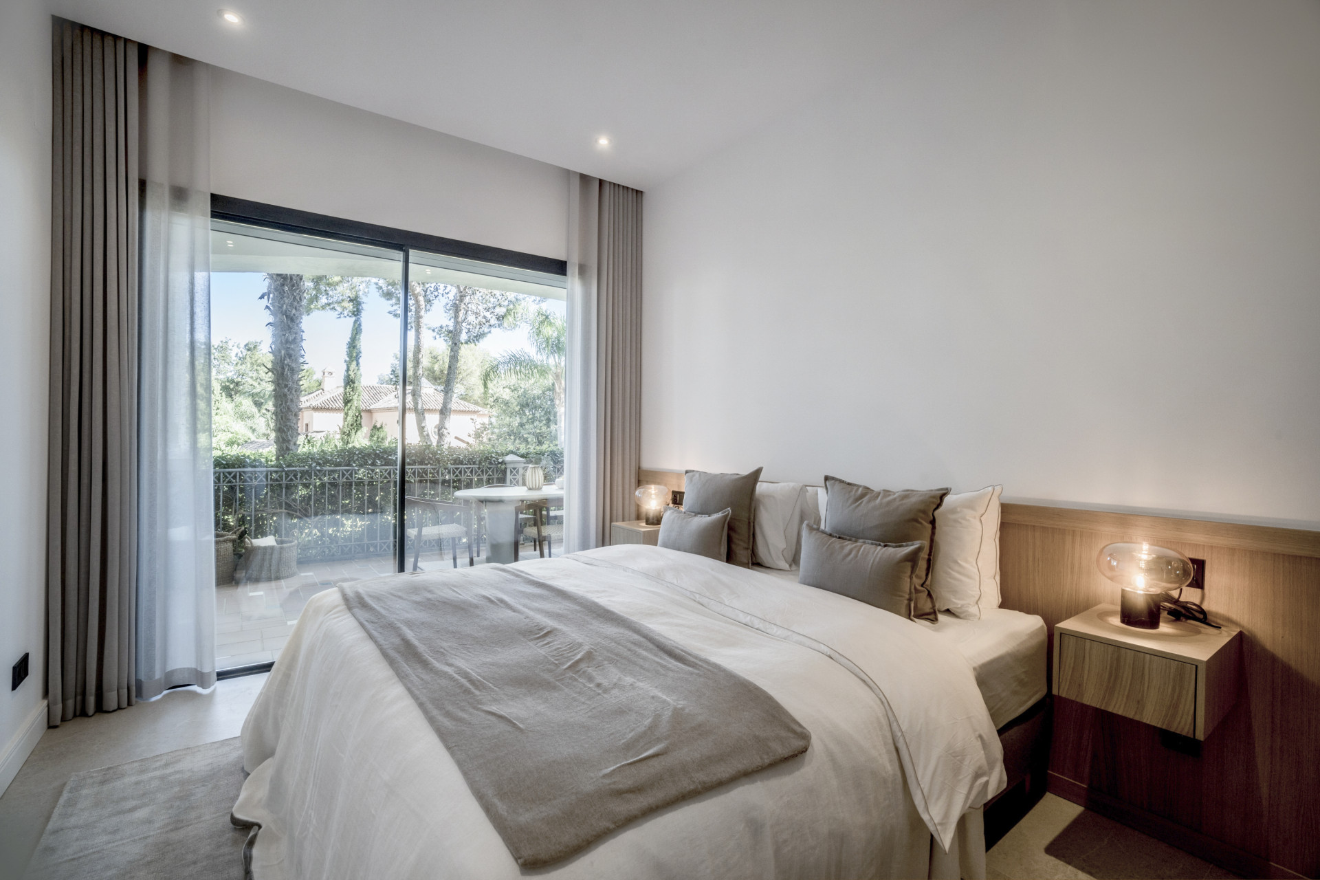 Situado en uno de los enclaves residenciales más escondidos y seguros de Marbella, este apartamento ofrece una rara combinación de diseño refinado y privacidad excepcional.
