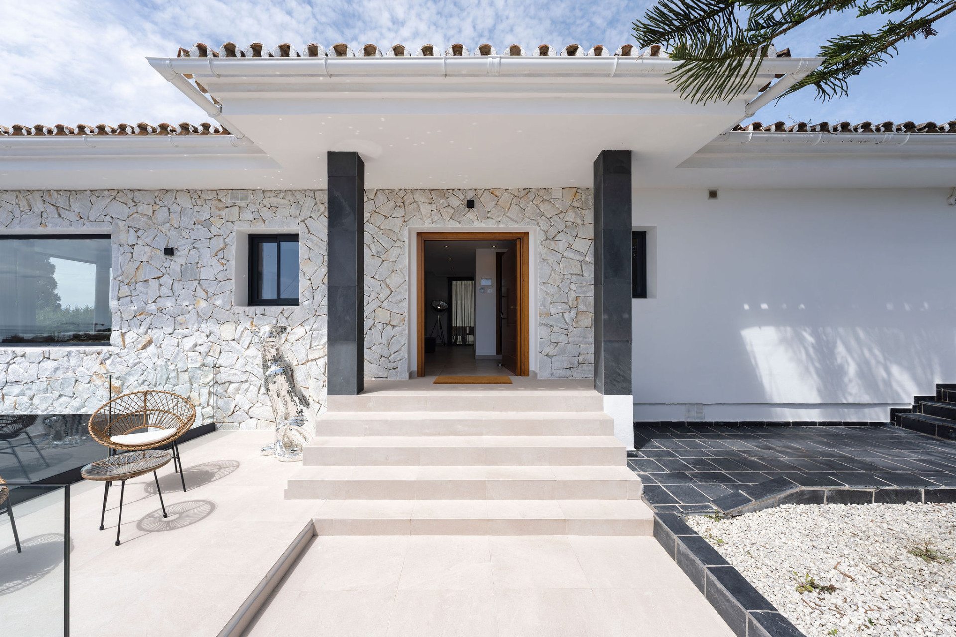 Contemporary 4-Bedroom Villa in Prime Elviria, Marbella East — photo 18