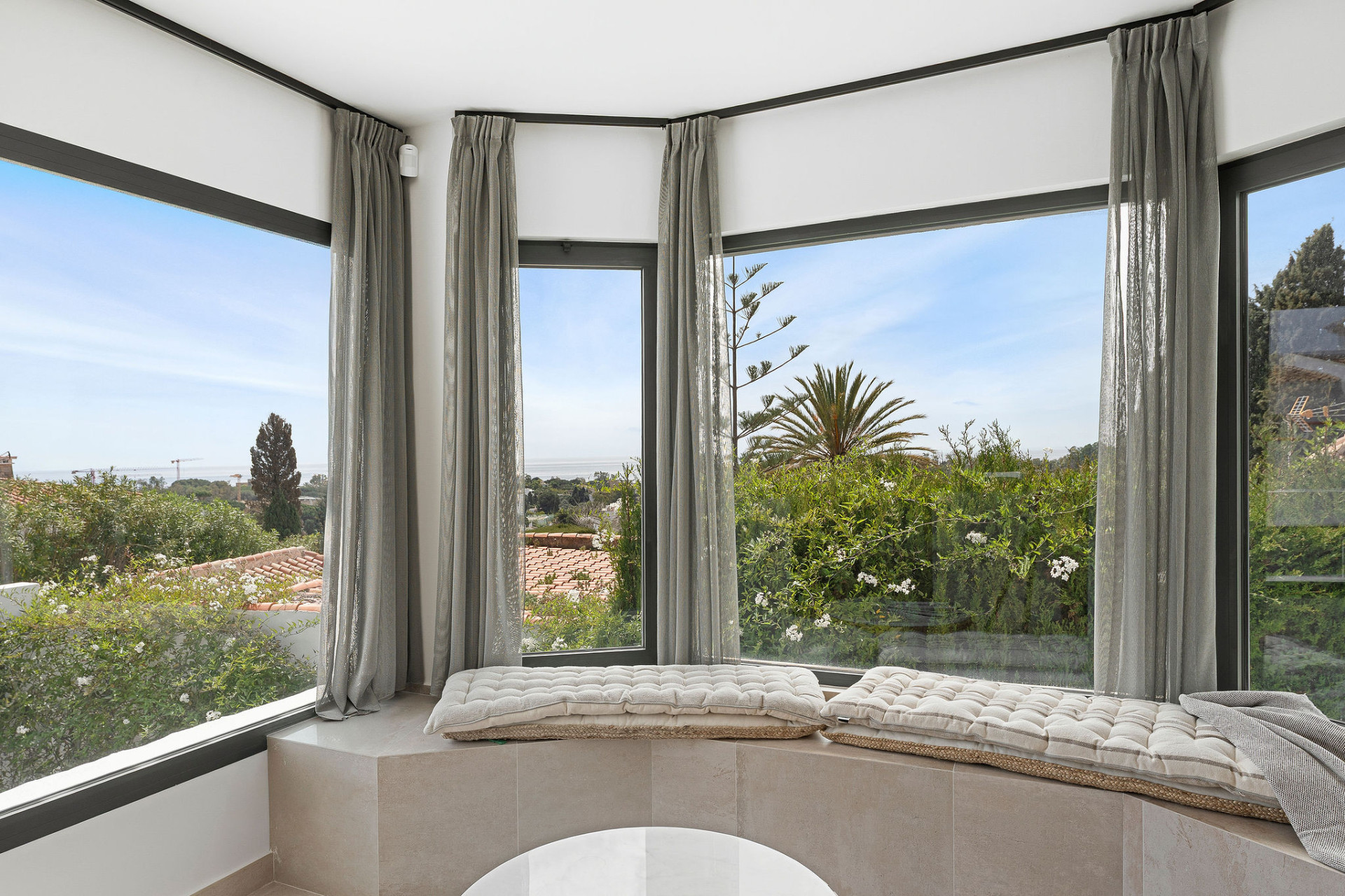 Contemporary 4-Bedroom Villa in Prime Elviria, Marbella East — photo 16