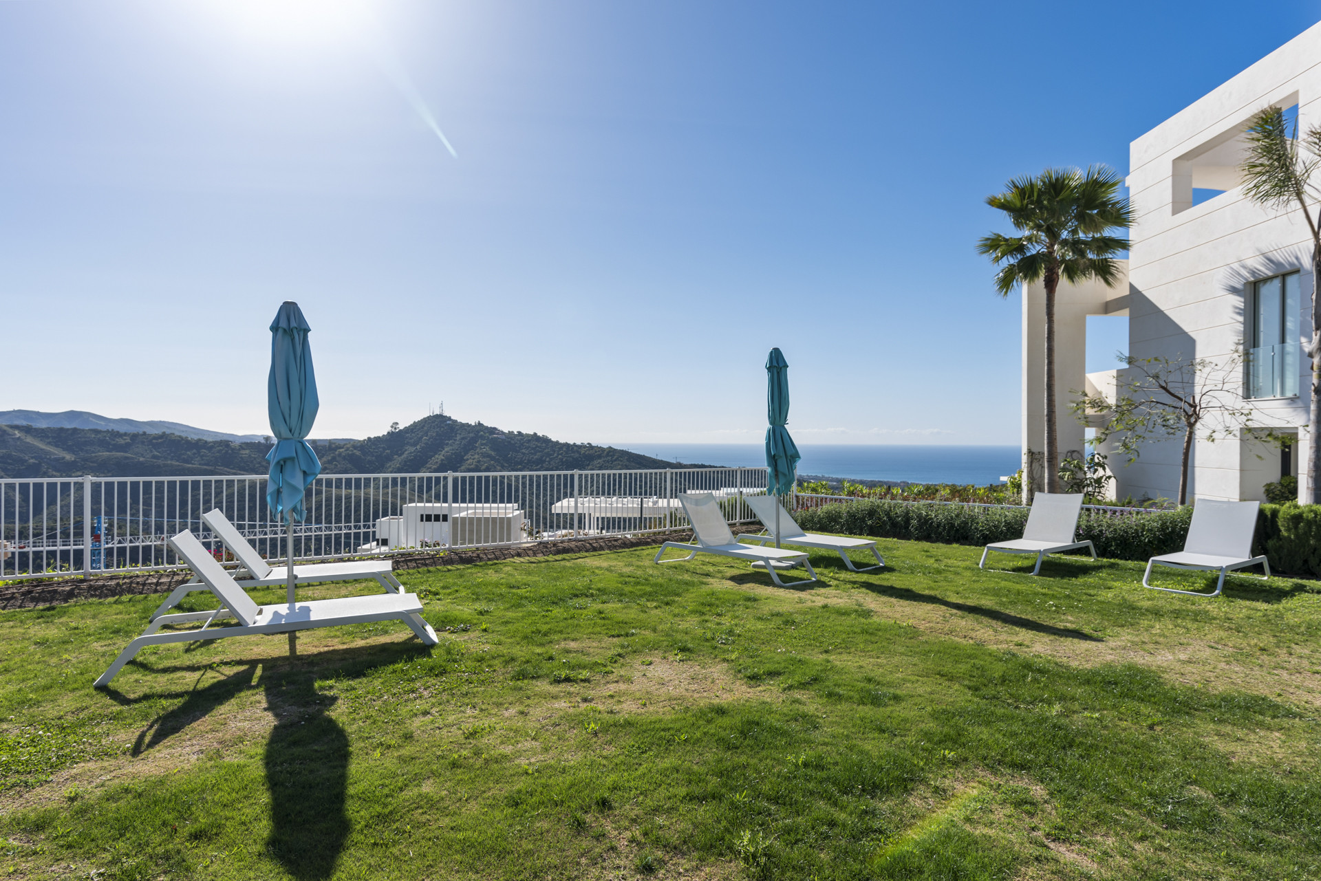 Idyllische 3-slaapkamer appartement in Palo Alto, Marbella met prachtig uitzicht op zee — foto 24
