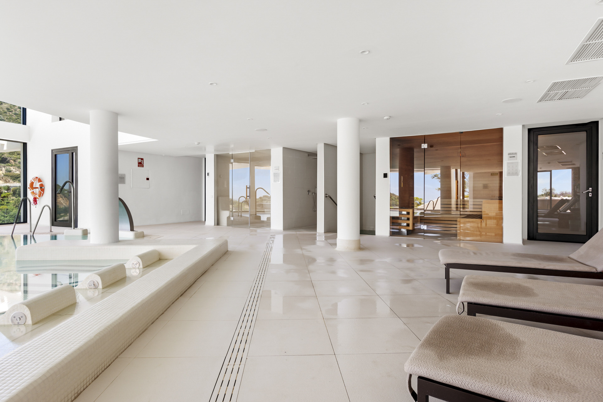 Idyllische 3-slaapkamer appartement in Palo Alto, Marbella met prachtig uitzicht op zee — foto 20