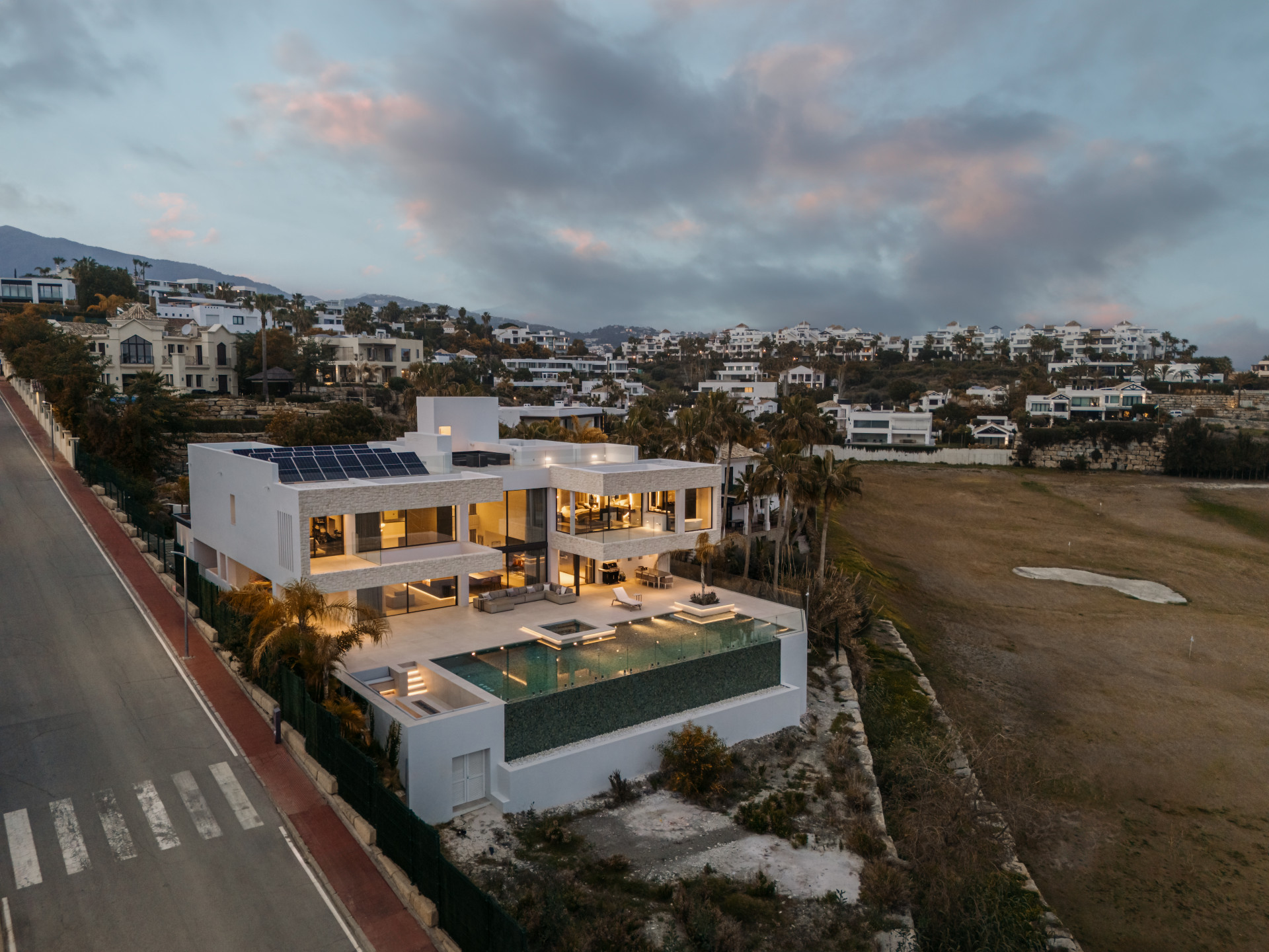 Luxe villa in La Alqueria, Benahavis met prachtig uitzicht op de Golf — foto 30