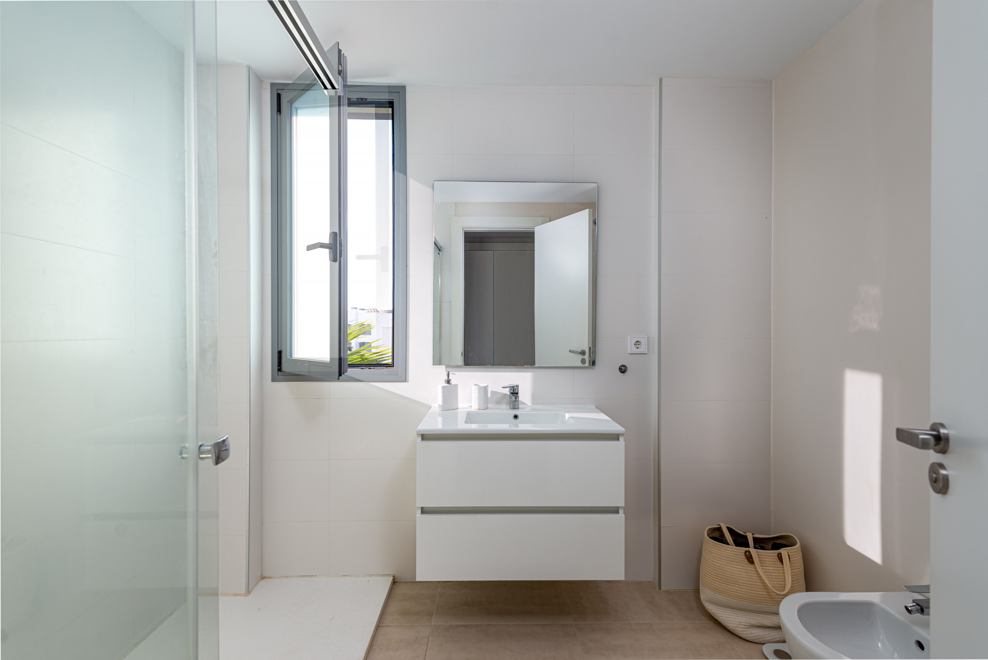 Brand New Modern Apartment with Top Amenities in Selwo Estepona — photo 24