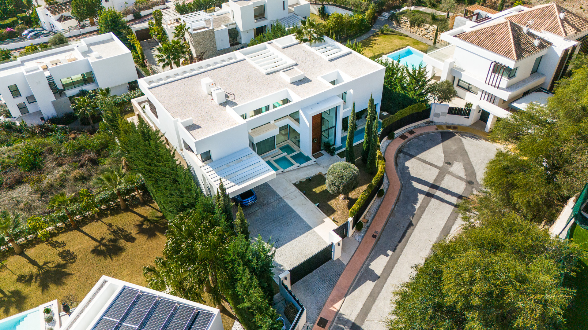 Luxe moderne villa met panoramisch uitzicht in La Alqueria, Benahavis — foto 48