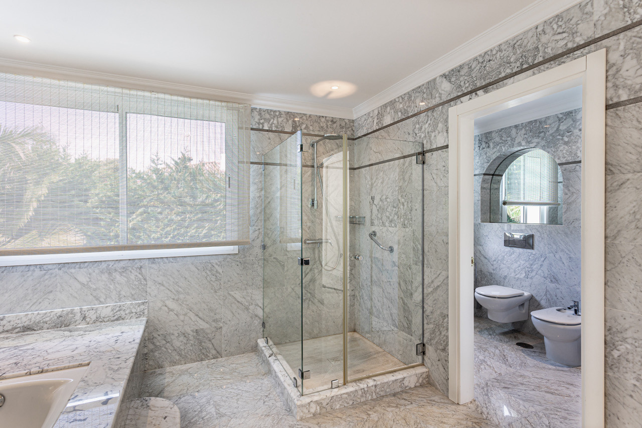 Luxus Villa mit 5 Schlafzimmern in Los Monteros Strand, Marbella Ost — Foto 18