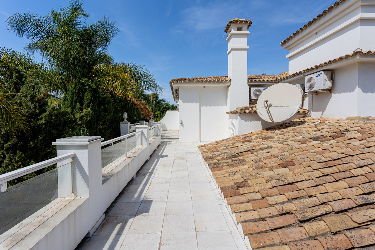 Luxus Villa mit 5 Schlafzimmern in Los Monteros Strand, Marbella Ost — Foto 25