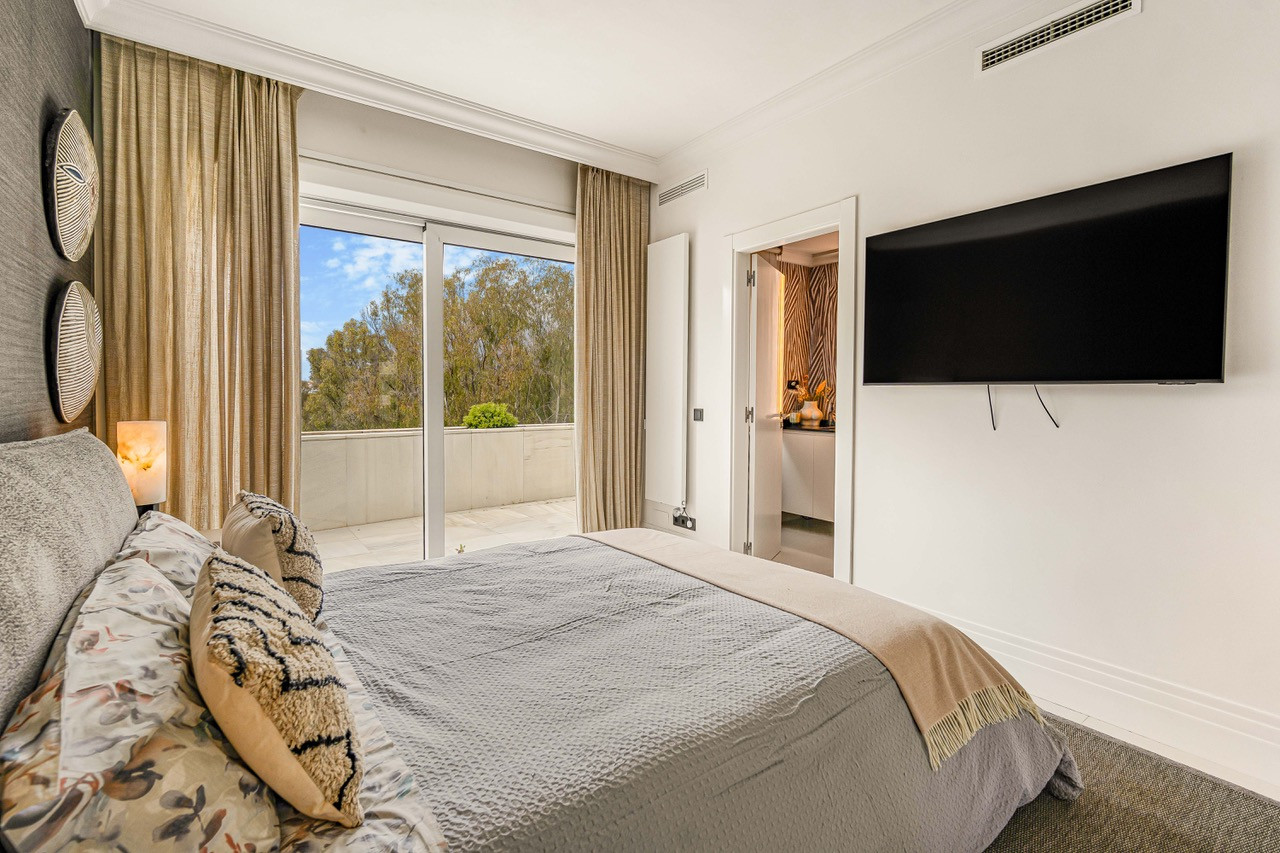 Opulent Duplex Penthouse in El Embrujo Banús, Marbella — photo 25