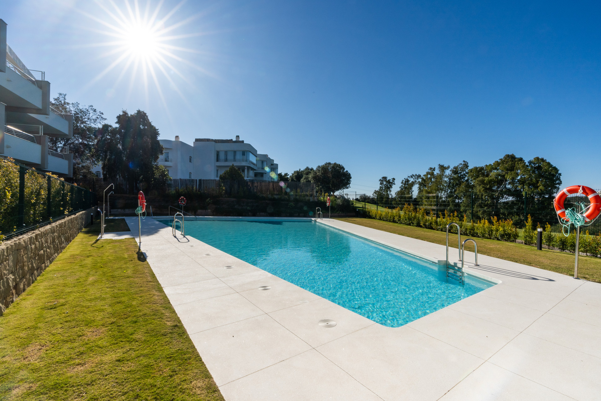 Contemporary Apartment mit 2 Schlafzimmern und Panoramablick auf den Golfplatz Estepona — Foto 18