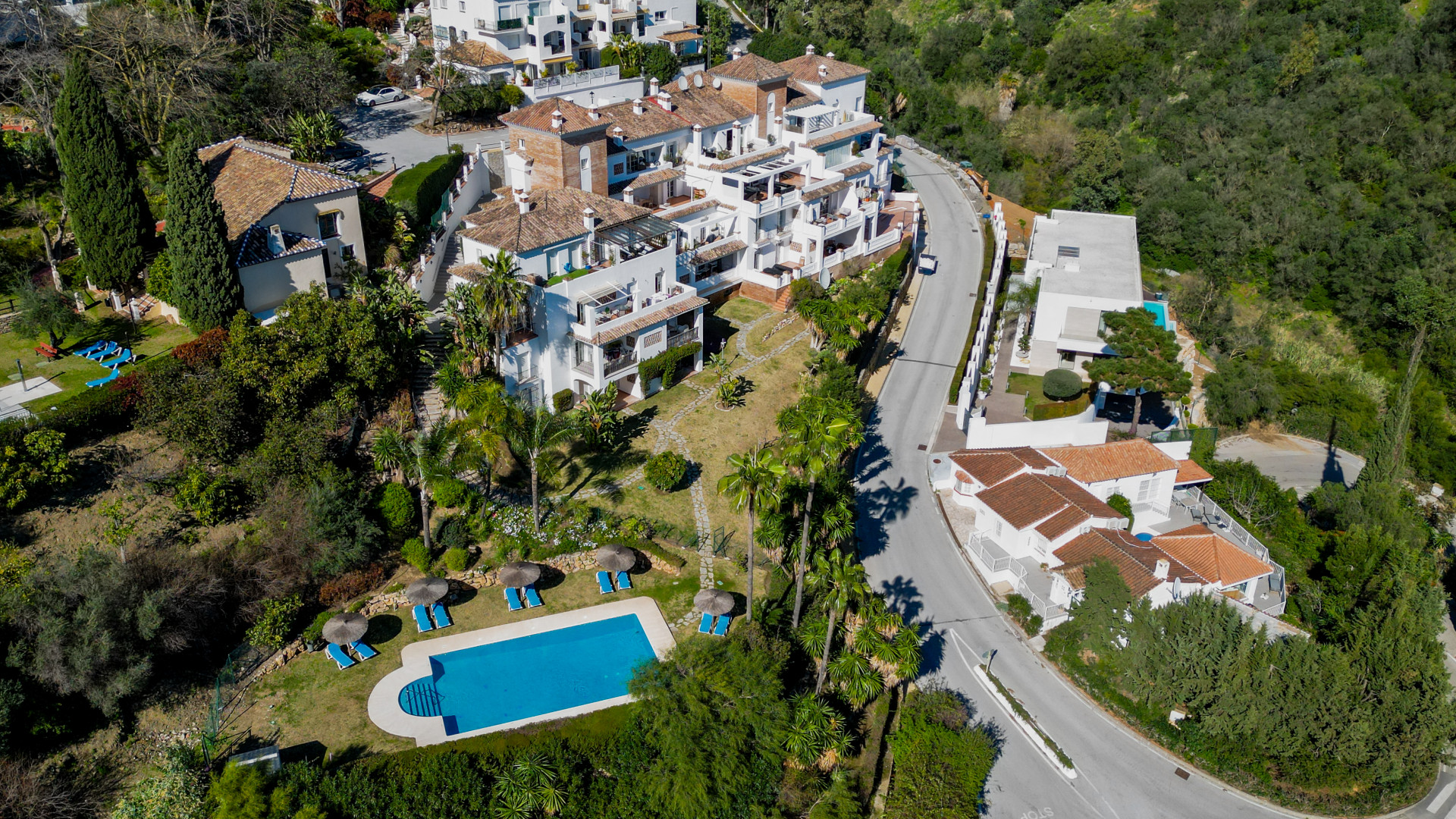 Stylish South-Facing Penthouse with Panoramic Views in Los Almendros, Benahavís — photo 20