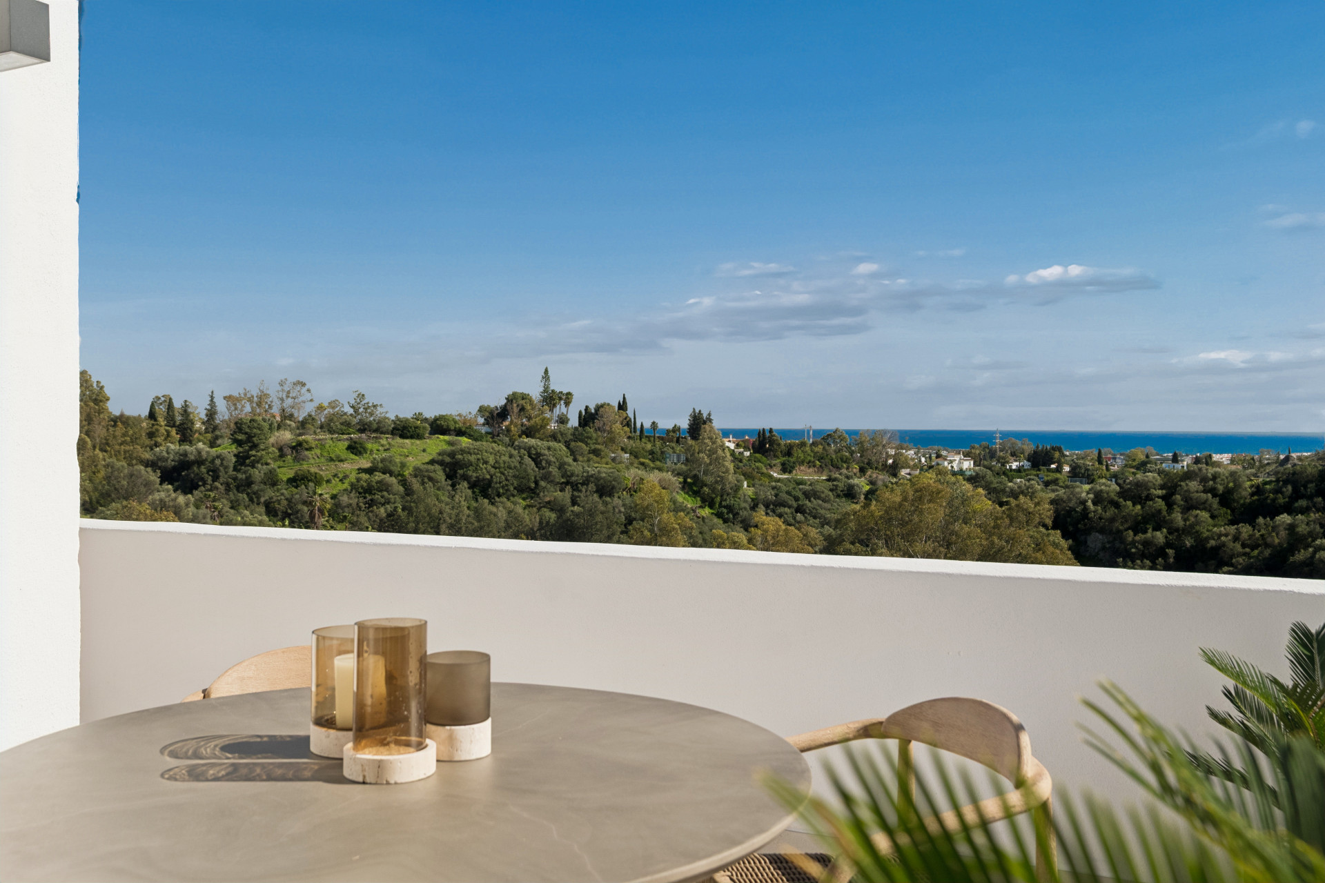 Stylish South-Facing Penthouse with Panoramic Views in Los Almendros, Benahavís — photo 17
