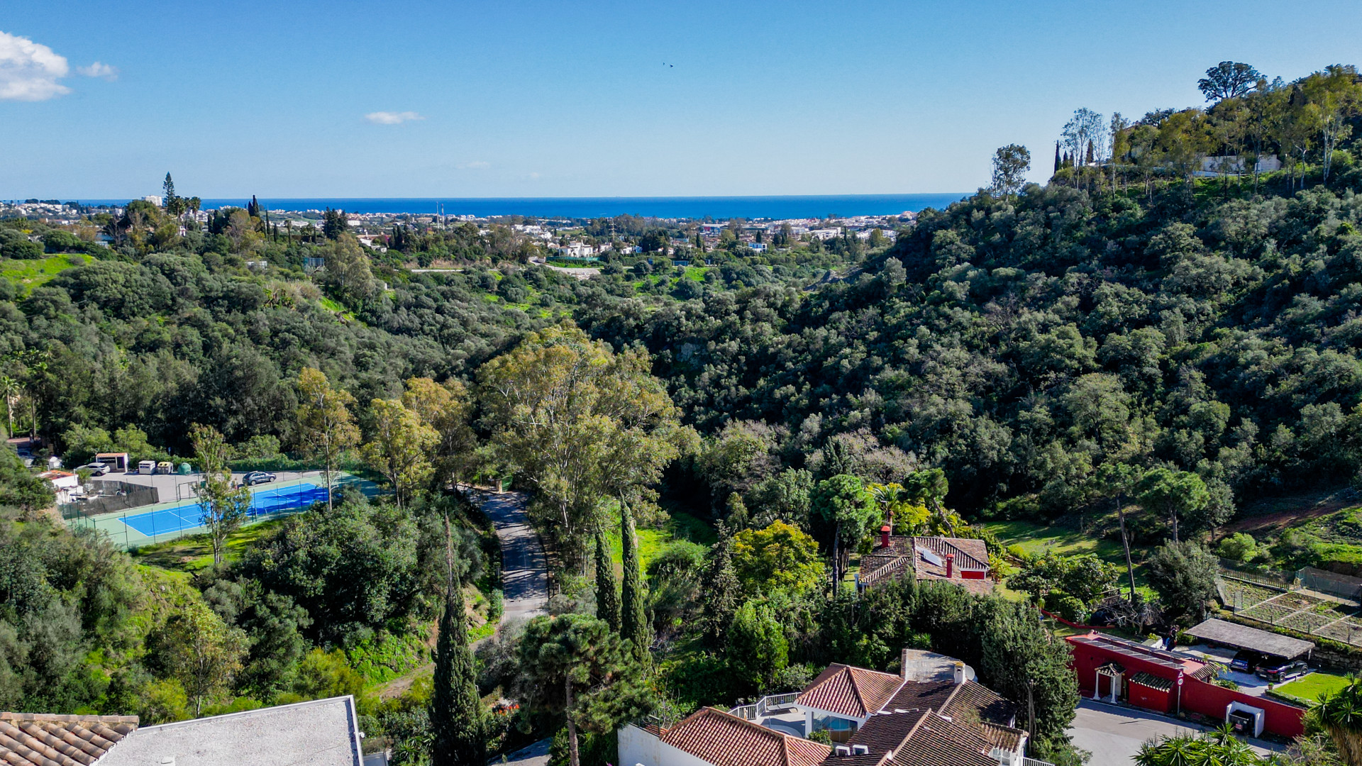 Stylish South-Facing Penthouse with Panoramic Views in Los Almendros, Benahavís — photo 19