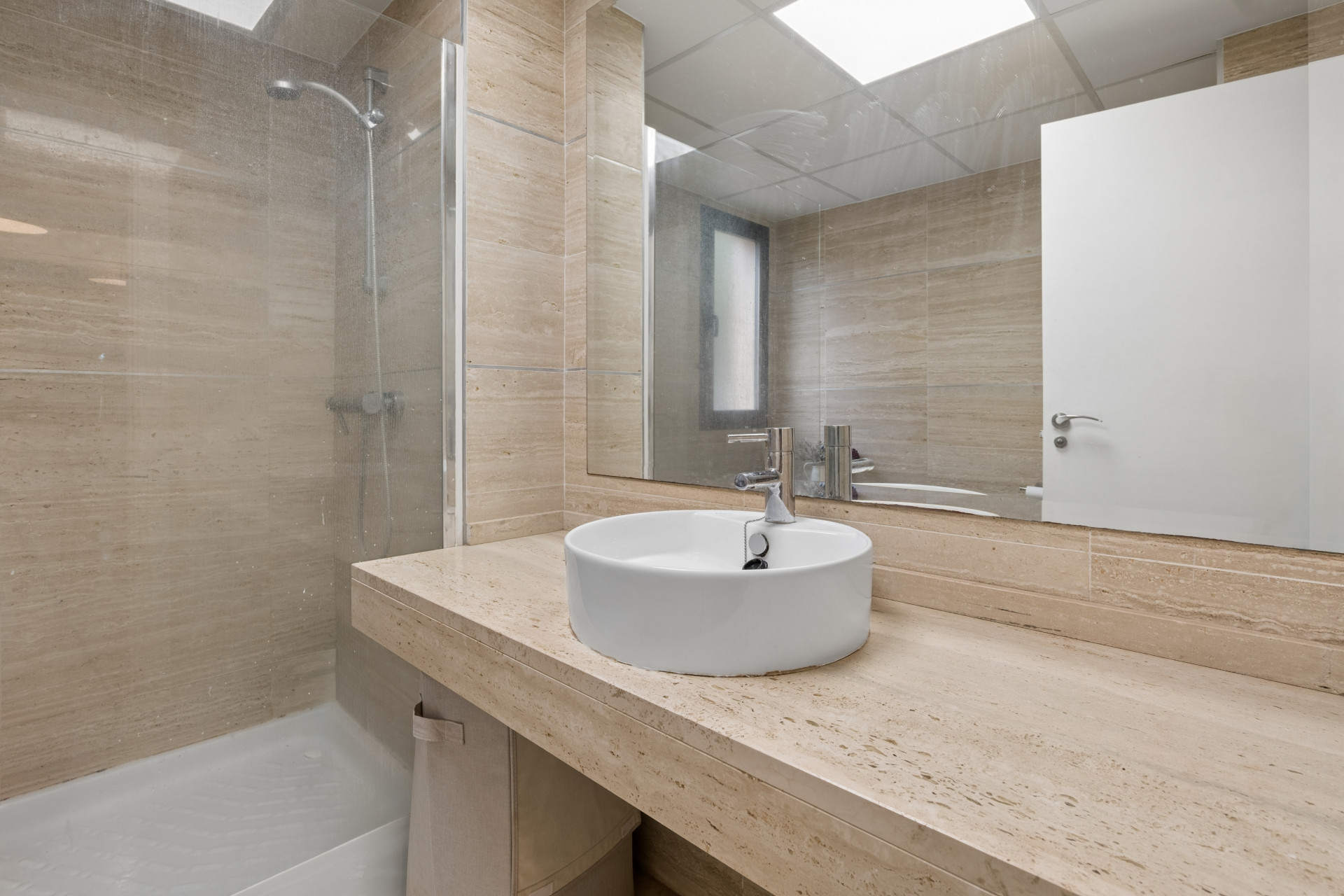 Elegant appartement op de begane grond met panoramisch uitzicht in Benahavís — foto 16