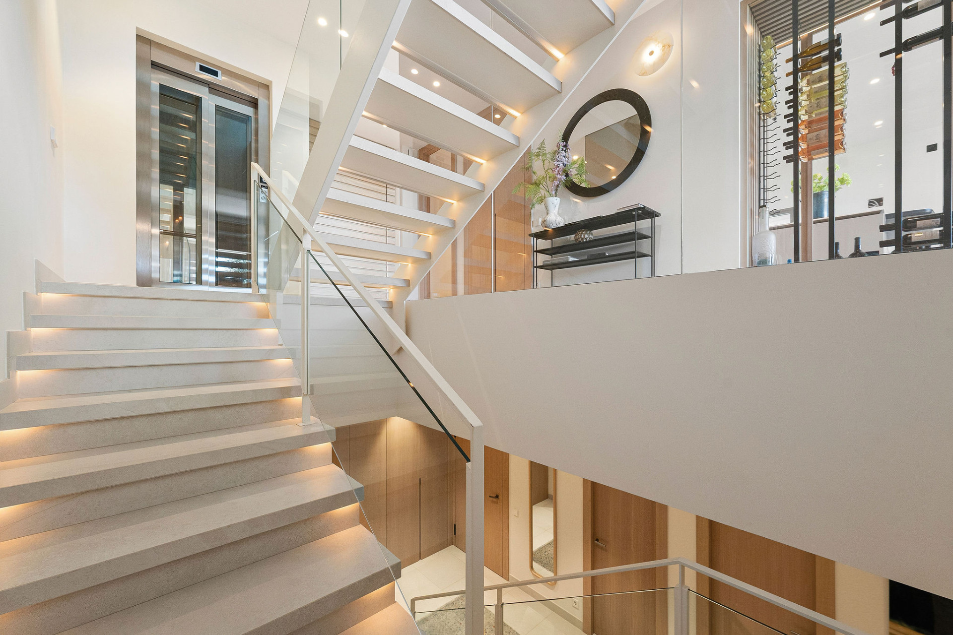 Villa independiente contemporánea en Nueva Andalucía con vistas panorámicas — foto 19