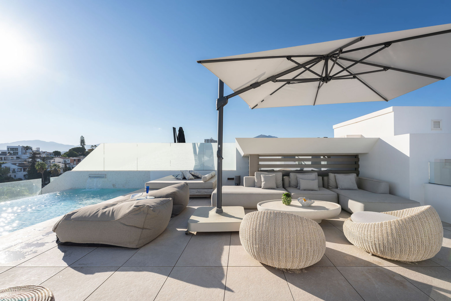 Villa independiente contemporánea en Nueva Andalucía con vistas panorámicas — foto 31