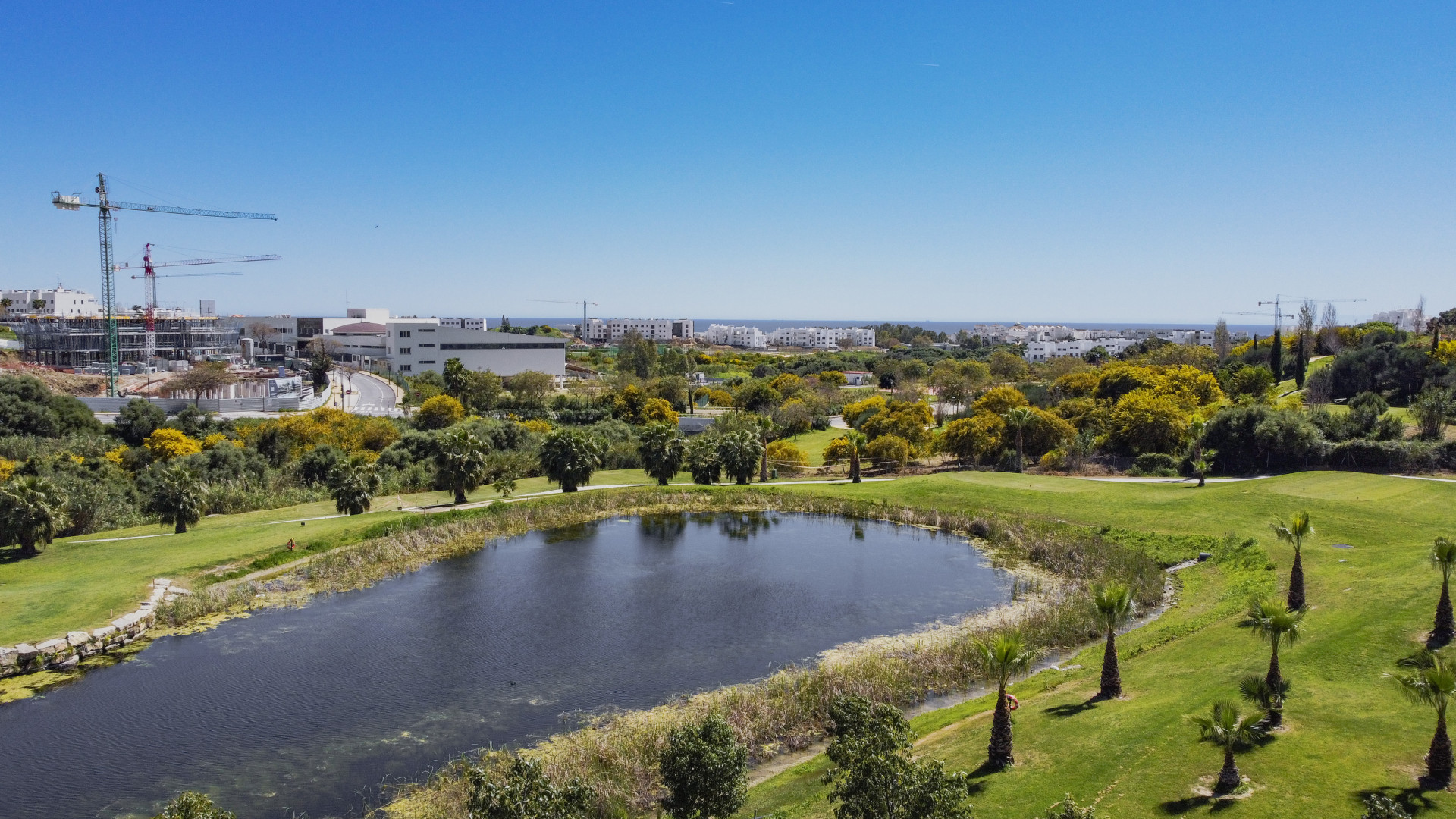 Elegante Villa Semi de 4 dormitorios en Azata Golf, Estepona Vistas — foto 43