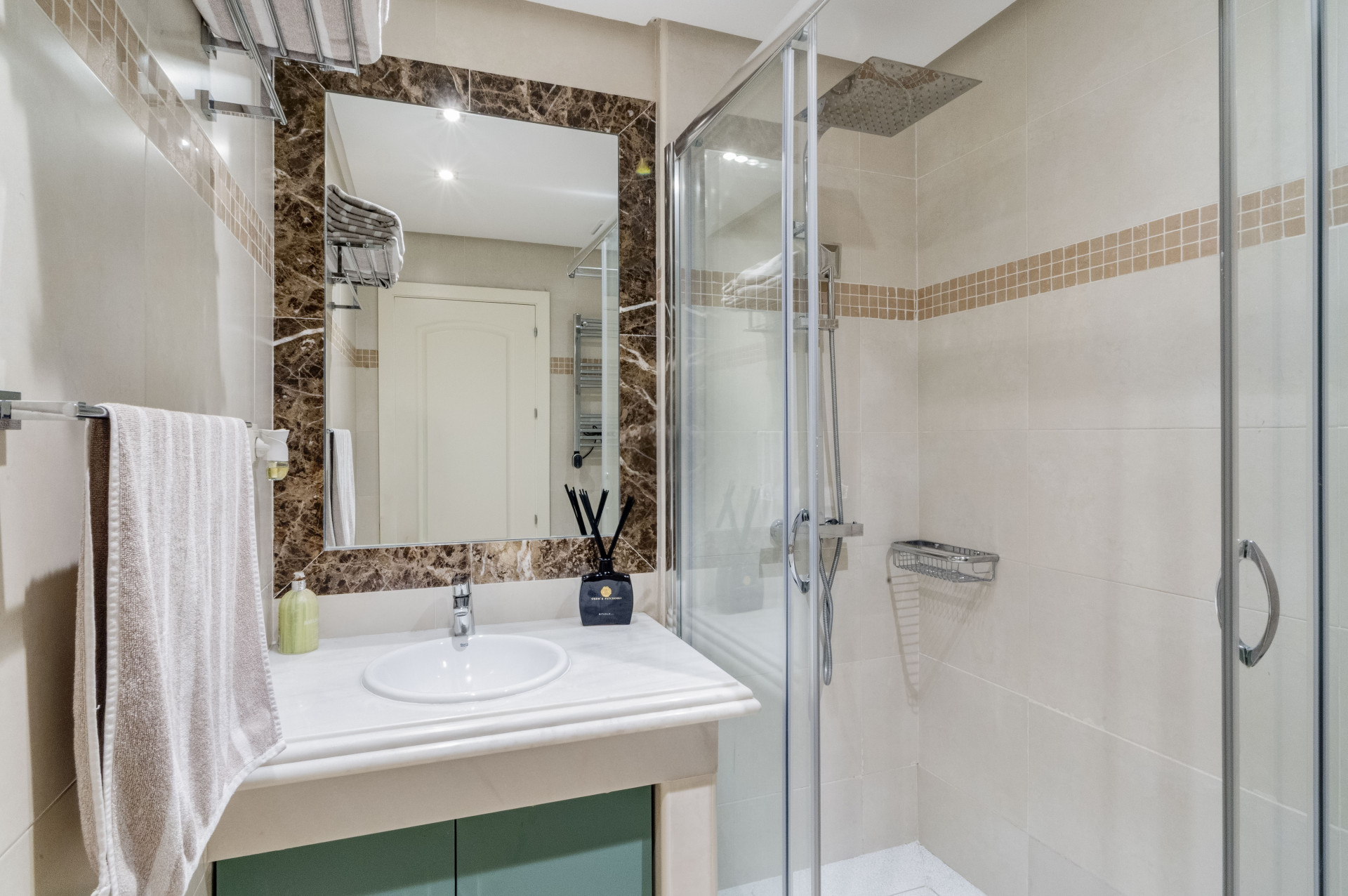 Elegante Villa Semi de 4 dormitorios en Azata Golf, Estepona Vistas — foto 21