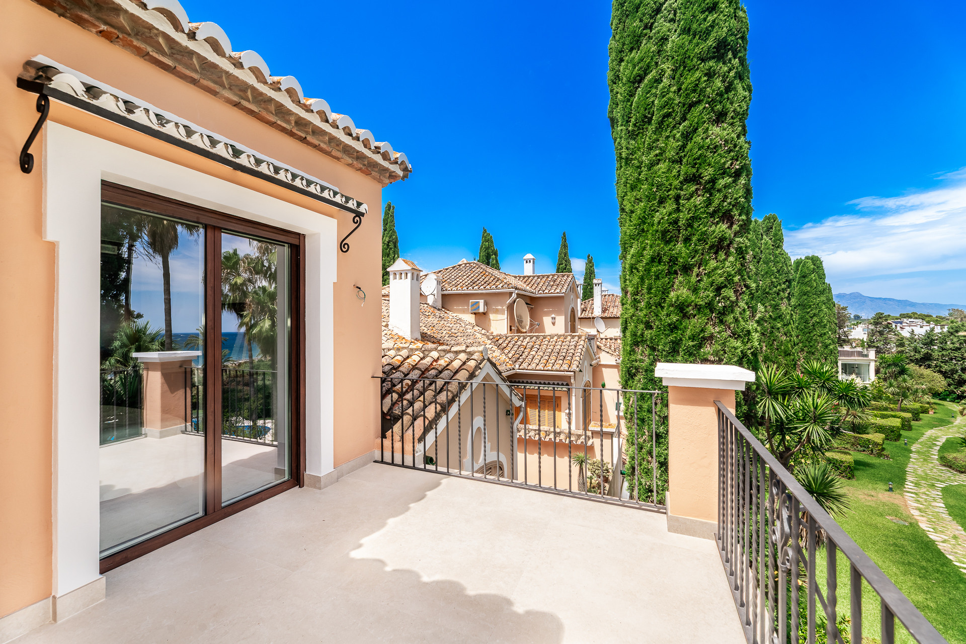 Front Line Beach Townhouse with Panoramic Sea Views in Estepona East — photo 19