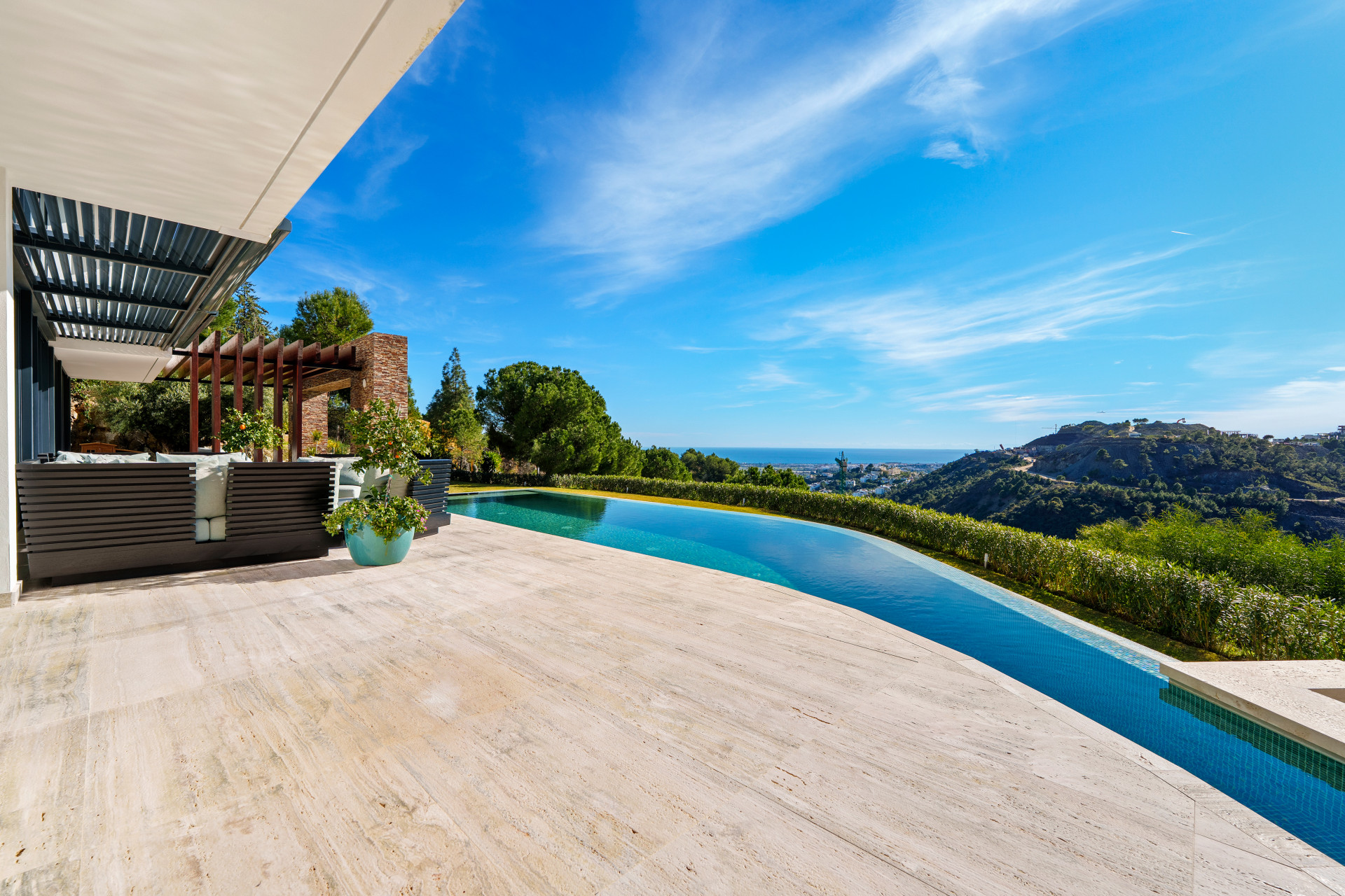 Exquisita Villa de cinco dormitorios con vistas panorámicas en El Madroñal, Benahavís — foto 32
