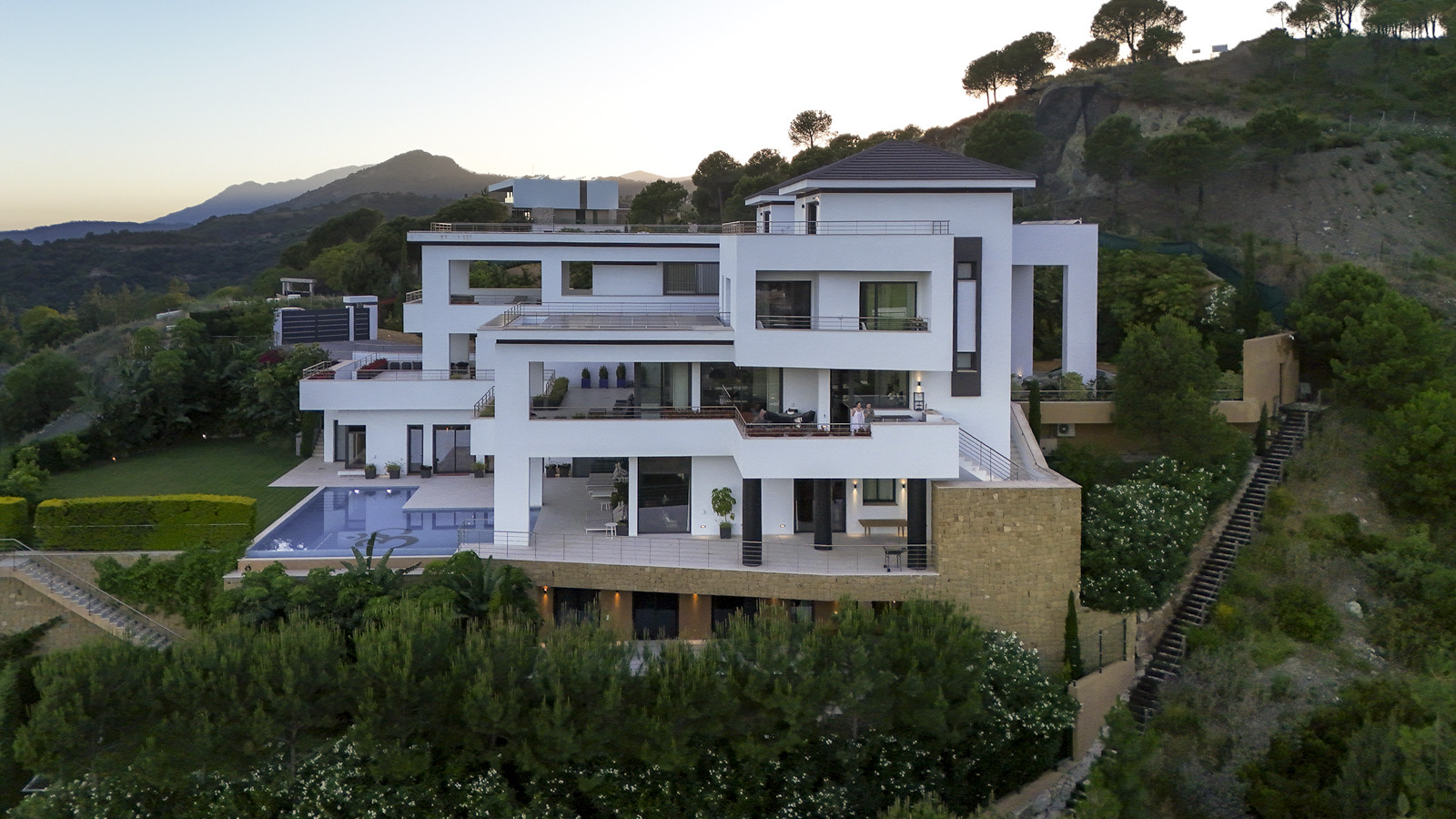 Magnificent Hilltop Villa in La Reserva de Alcuzcuz, Benahavis — photo 31