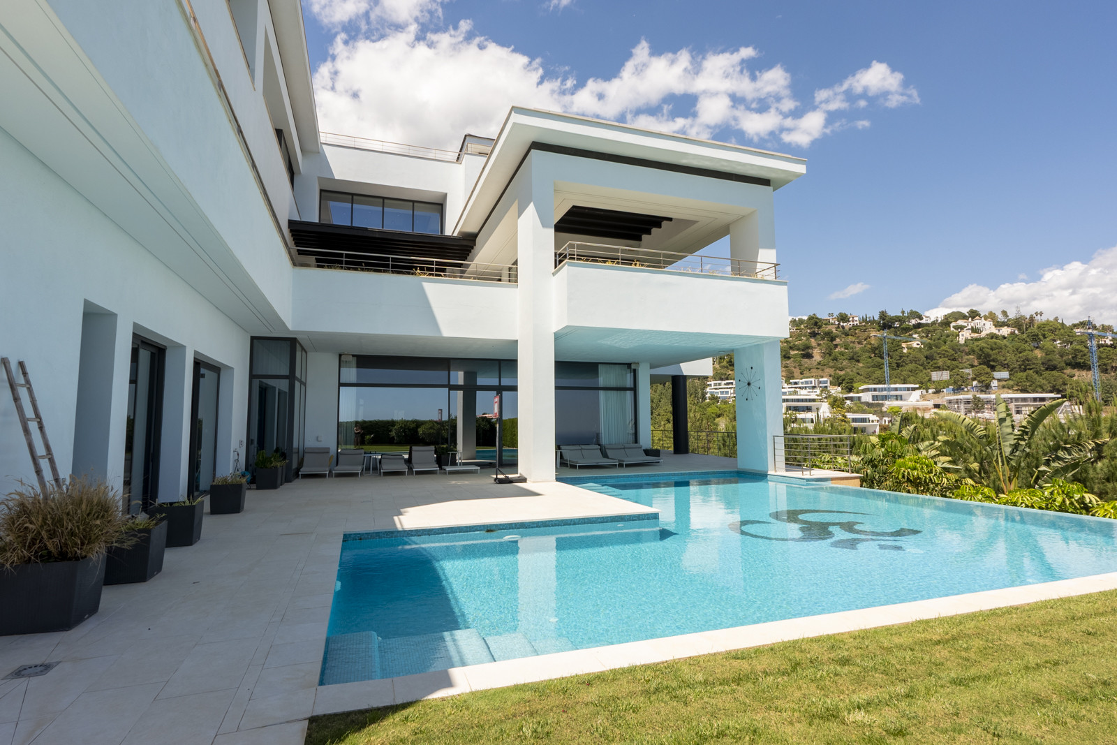 Magnificent Hilltop Villa in La Reserva de Alcuzcuz, Benahavis — photo 29