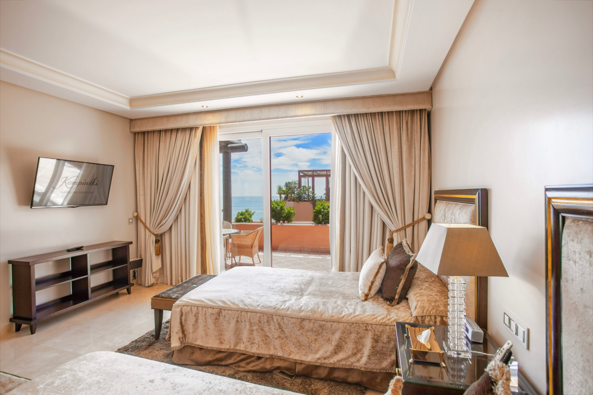 Opulent Six-Bedroom Seafront Penthouse in Kempinski Hotel Bahia, Estepona — photo 25