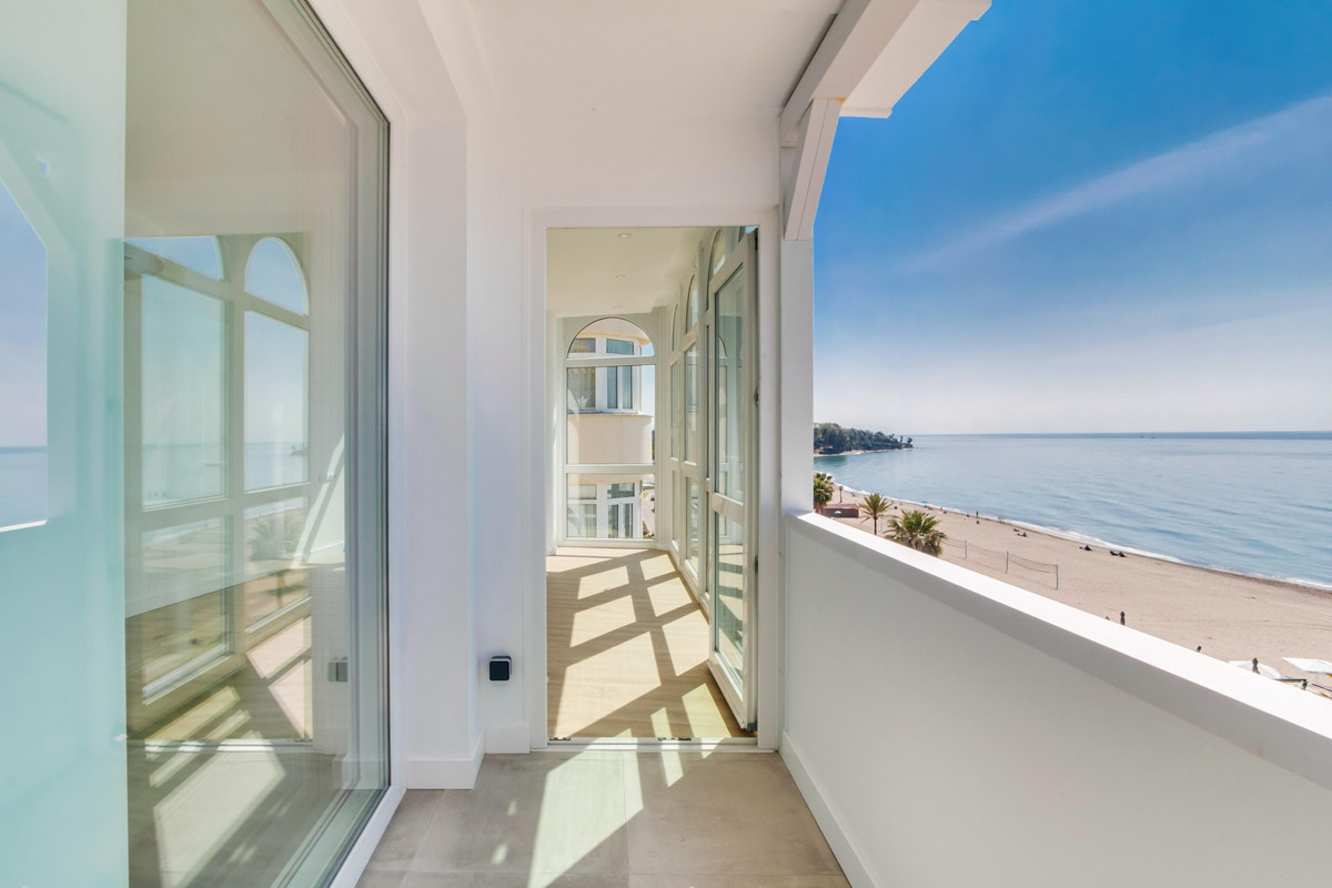 Ático con Vistas al Mar Inmejorables en Front Line Beach en Estepona — foto 17