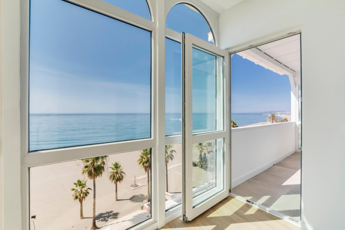 Ático con Vistas al Mar Inmejorables en Front Line Beach en Estepona — foto 18