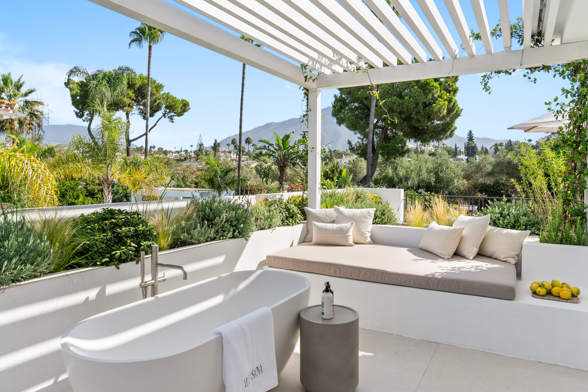 Impecable Villa de inspiración italiana con vistas a la montaña en Las Brisas, Nueva Andalucia — foto 34