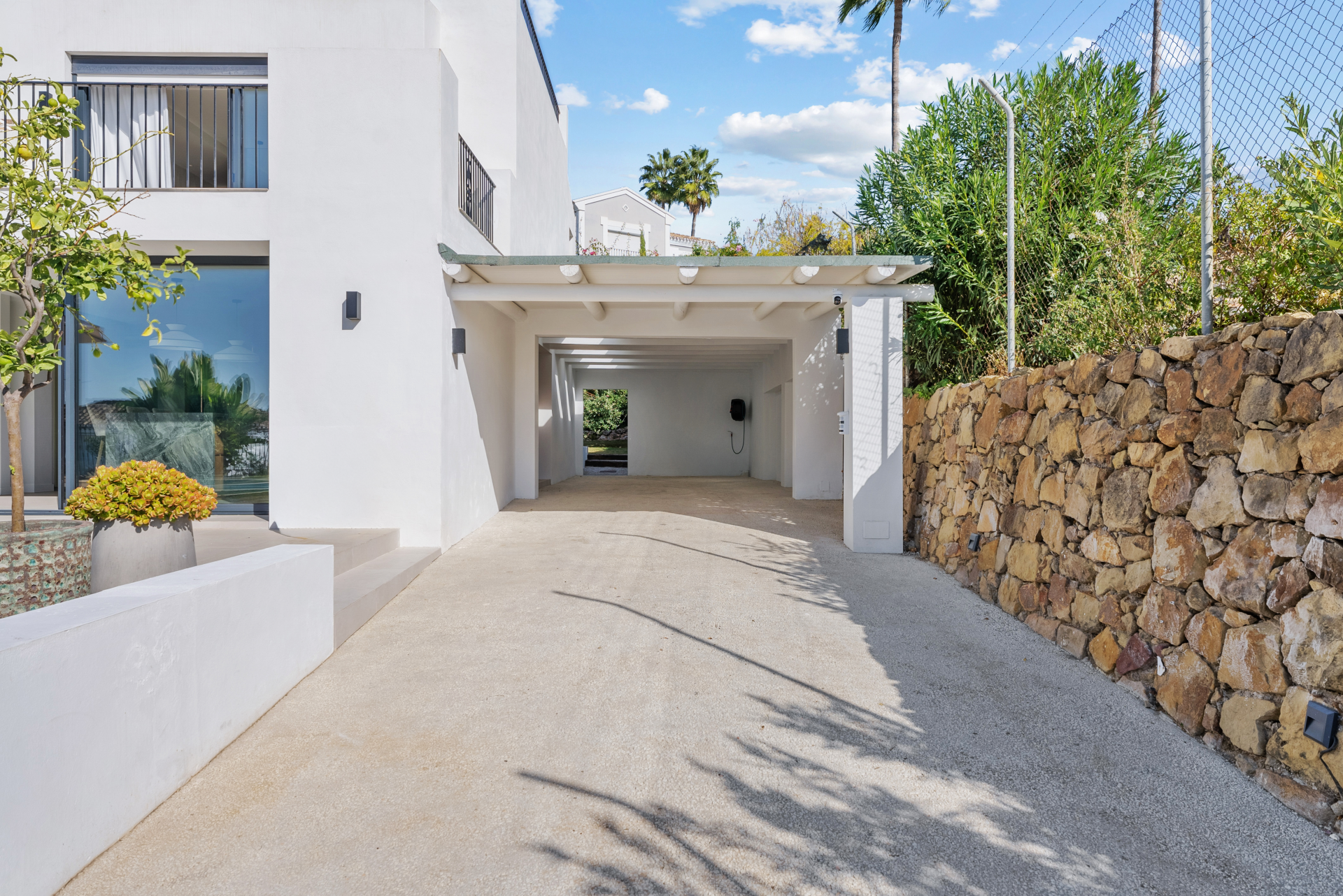 Escandinavo contemporáneo Villa en Nueva Andalucía con Vistas panorámicas — foto 24