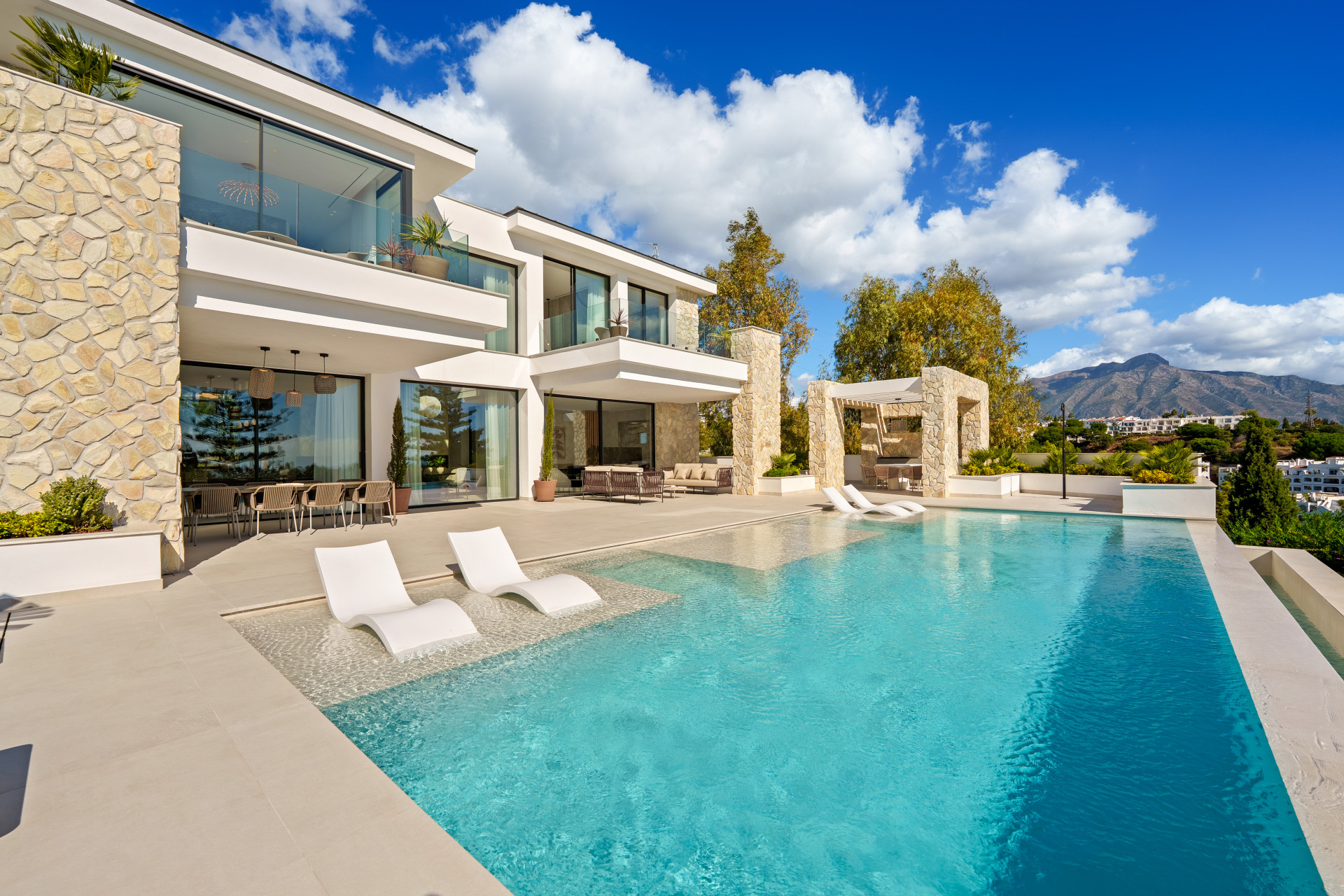 Moderne Villa in La Quinta, Benahavis mit Panoramablick und außergewöhnlichen Annehmlichkeiten — Foto 34