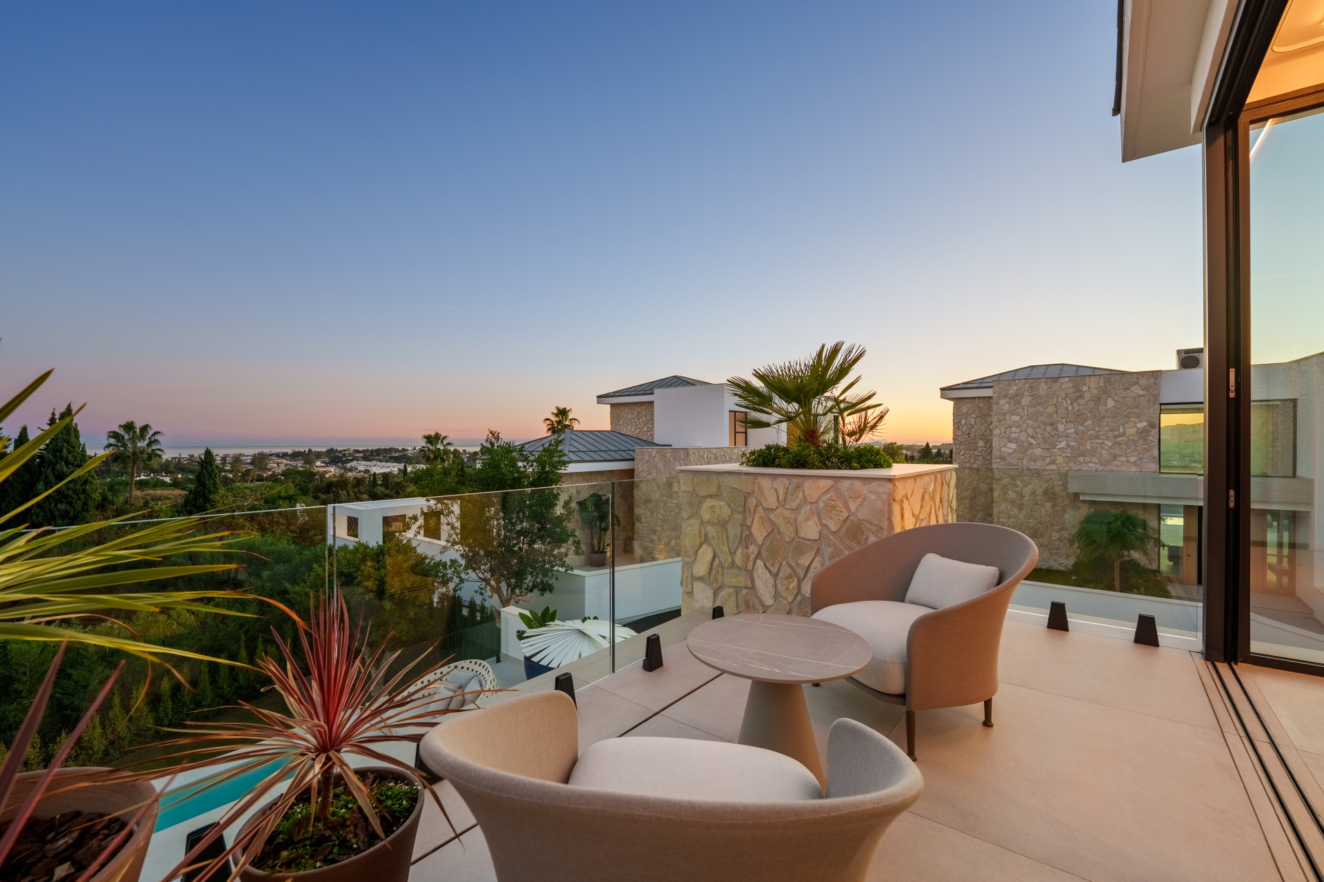 Moderne Villa in La Quinta, Benahavis mit Panoramablick und außergewöhnlichen Annehmlichkeiten — Foto 37