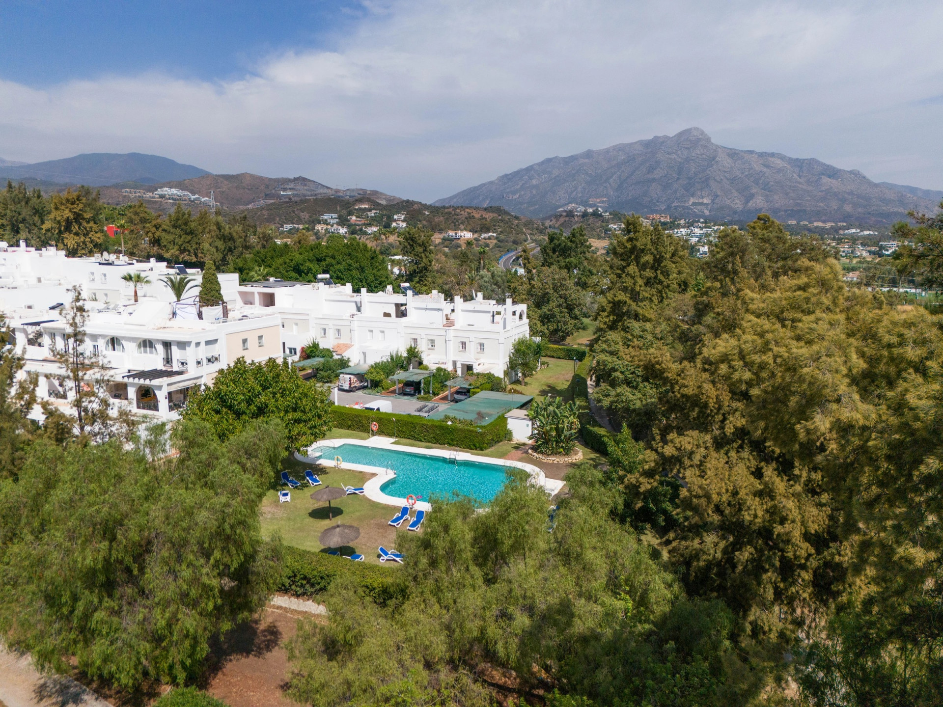 Luxurious Front Line Golf Semi Unifamiliar aislada en Las Terrazas de la Quinta, Benahavis — foto 20