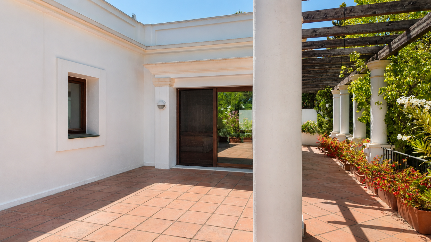 A Truly One-of-a-Kind Single-Level Luxury Apartment with Independent Entrance in Monte Paraiso, Marbella Golden Mile. — photo 37