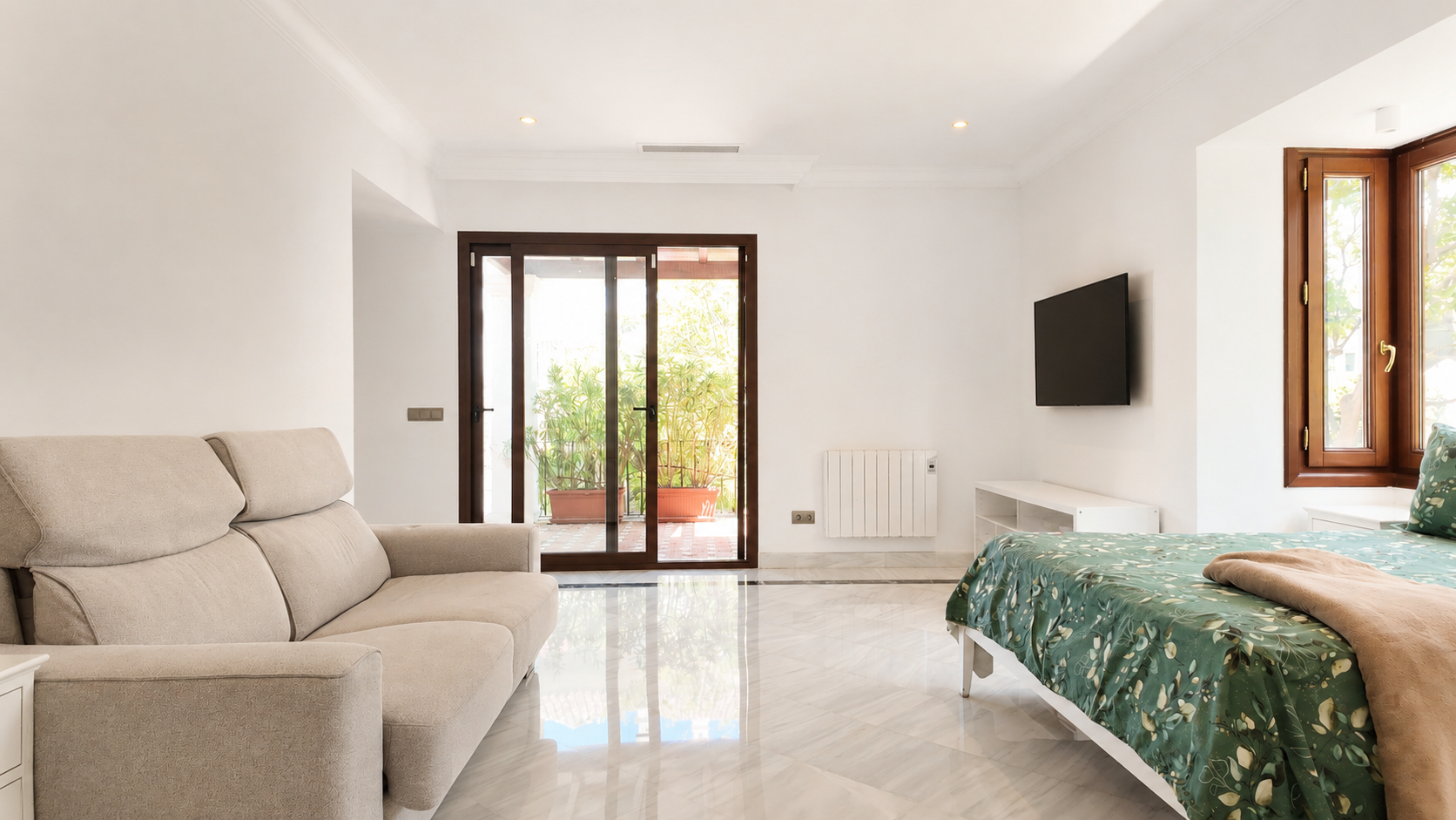 A Truly One-of-a-Kind Single-Level Luxury Apartment with Independent Entrance in Monte Paraiso, Marbella Golden Mile. — photo 27