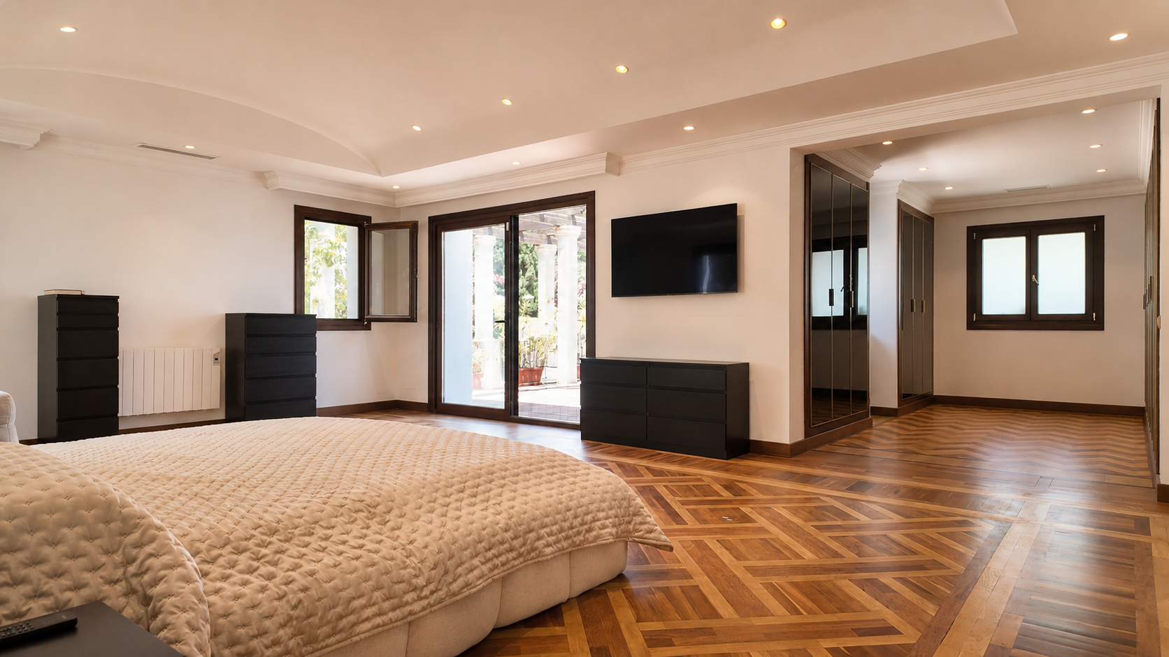 A Truly One-of-a-Kind Single-Level Luxury Apartment with Independent Entrance in Monte Paraiso, Marbella Golden Mile. — photo 18