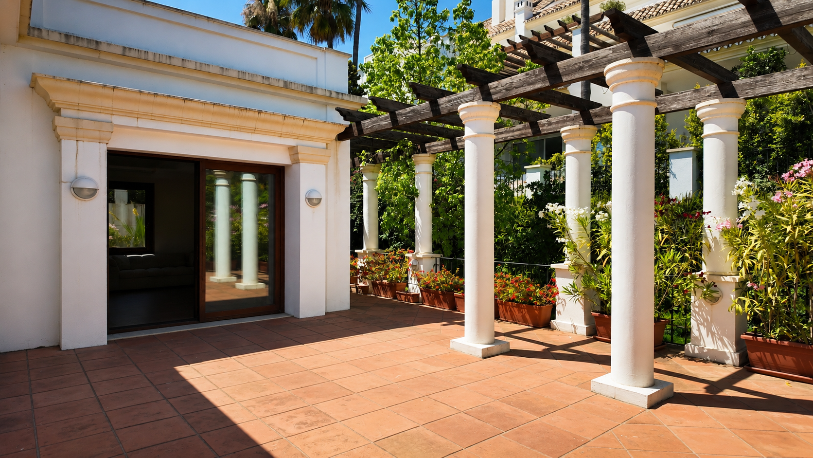 A Truly One-of-a-Kind Single-Level Luxury Apartment with Independent Entrance in Monte Paraiso, Marbella Golden Mile. — photo 36