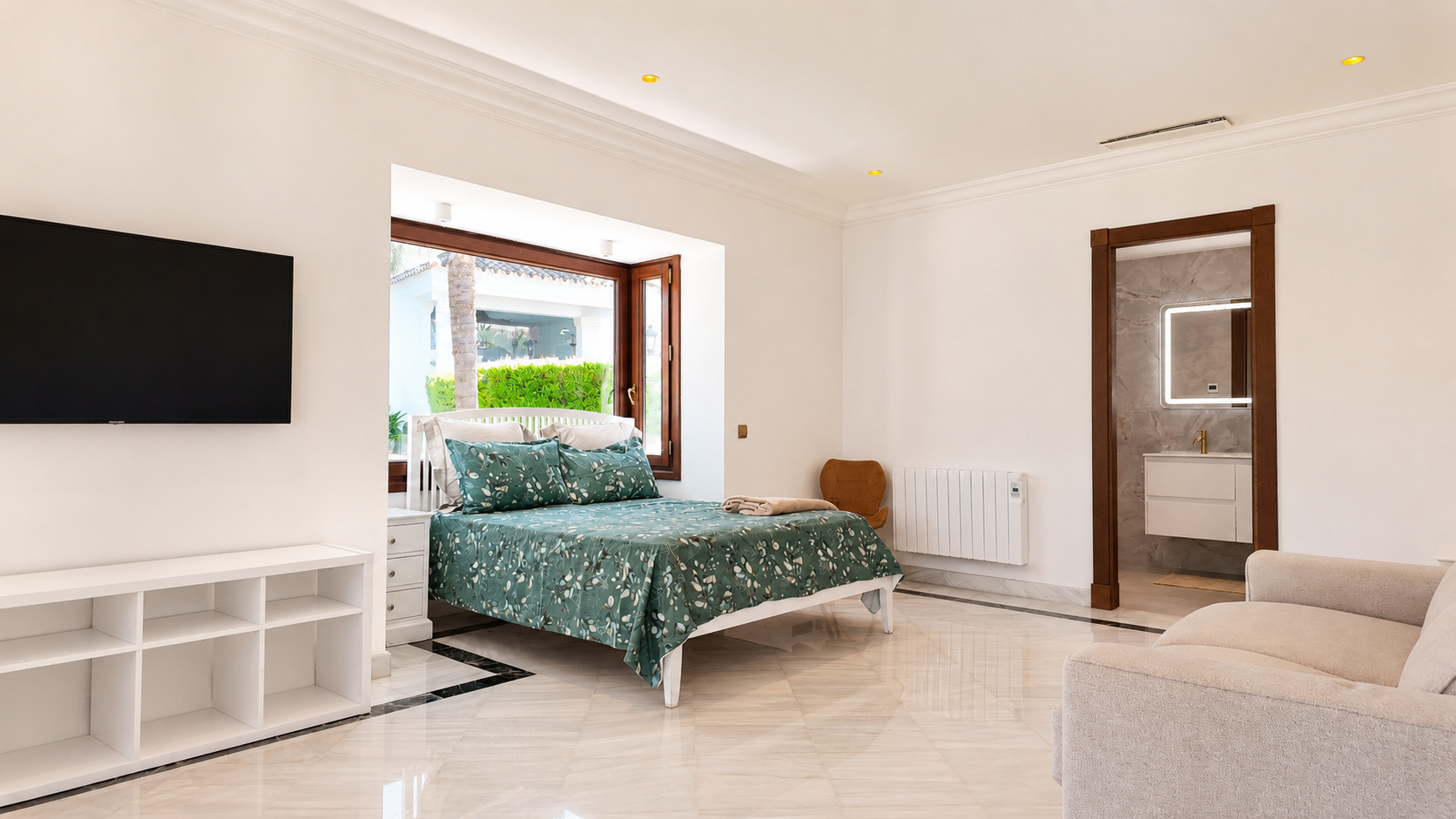 A Truly One-of-a-Kind Single-Level Luxury Apartment with Independent Entrance in Monte Paraiso, Marbella Golden Mile. — photo 26