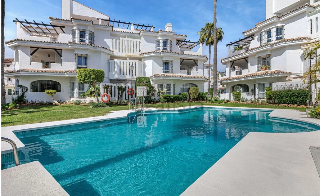 Duplex Penthouse mit Touristenlizenz in Los Naranjos de Marbella, Nueva Andalucía — Foto 1
