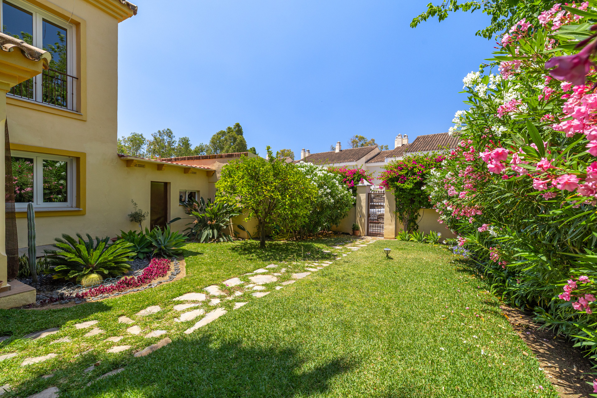 Sophisticated Front Line Golf Residence in the Heart of Nueva Andalucía — photo 33