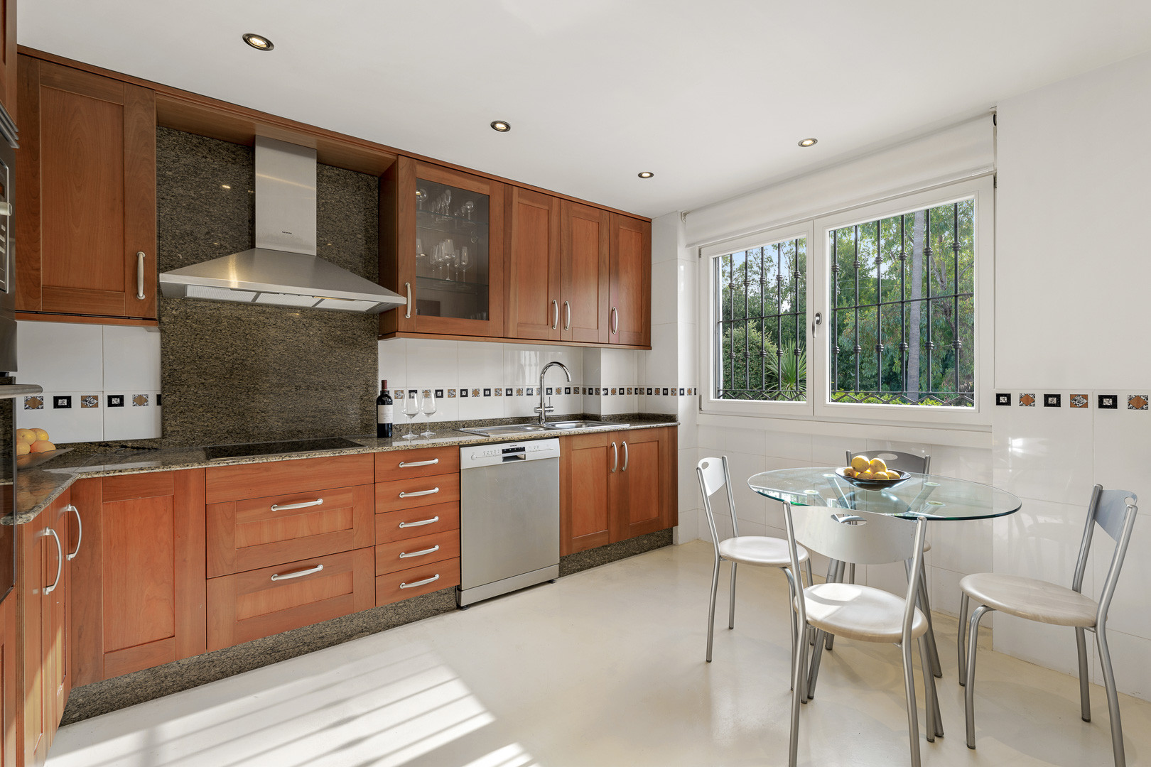 Casa unifamiliar con vistas panorámicas a La Concha en Marbella Milla de Oro — foto 8