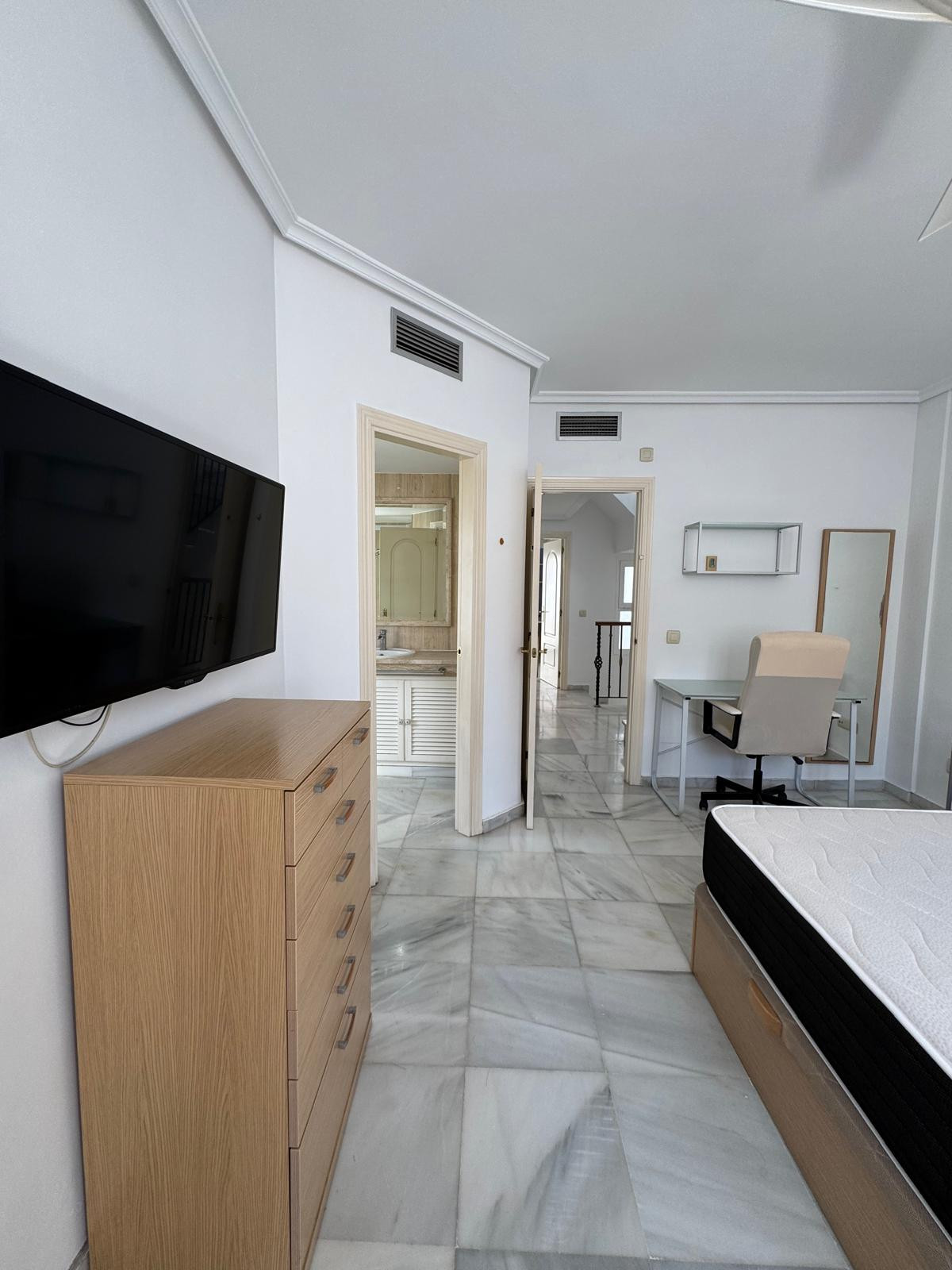 Prime Corner Townhouse Schritte von Marbella Club und Puente Romano — Foto 25