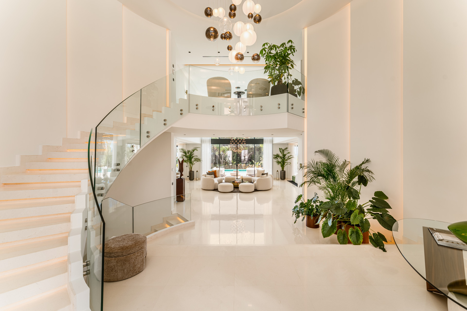 Villa de lujo de seis habitaciones con vistas panorámicas y ubicación privilegiada en Sierra Blanca, Marbella Milla de Oro. — foto 3