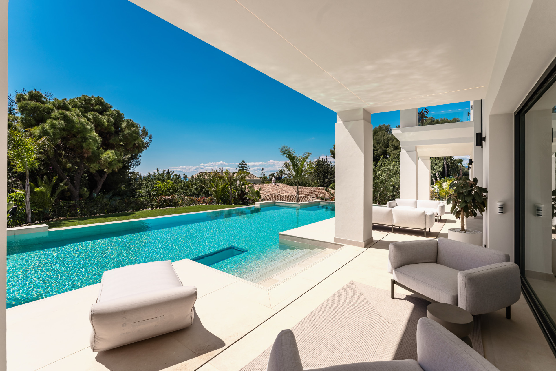 Villa de lujo de seis habitaciones con vistas panorámicas y ubicación privilegiada en Sierra Blanca, Marbella Milla de Oro. — foto 2